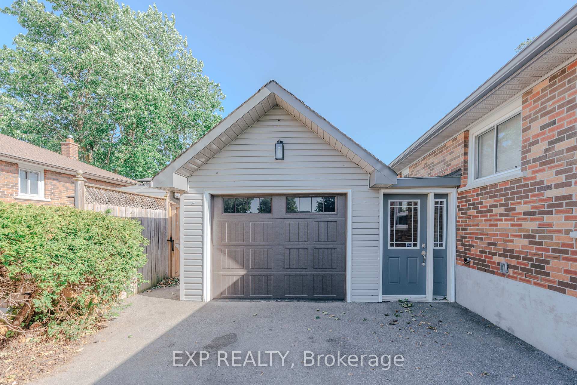 Photo 21 of 39 Seneca Avenue, Oshawa, Samac — HOMEH