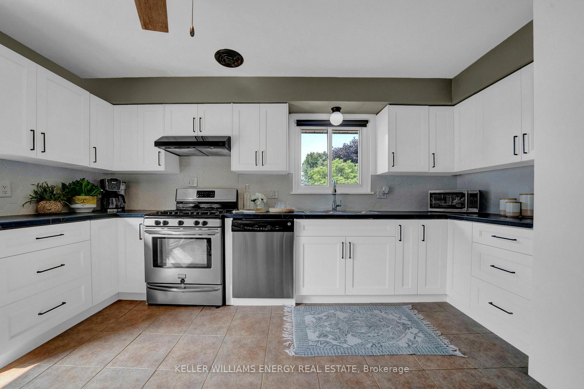 Photo 18 of 272 Durham Court, Oshawa, Vanier — HOMEH
