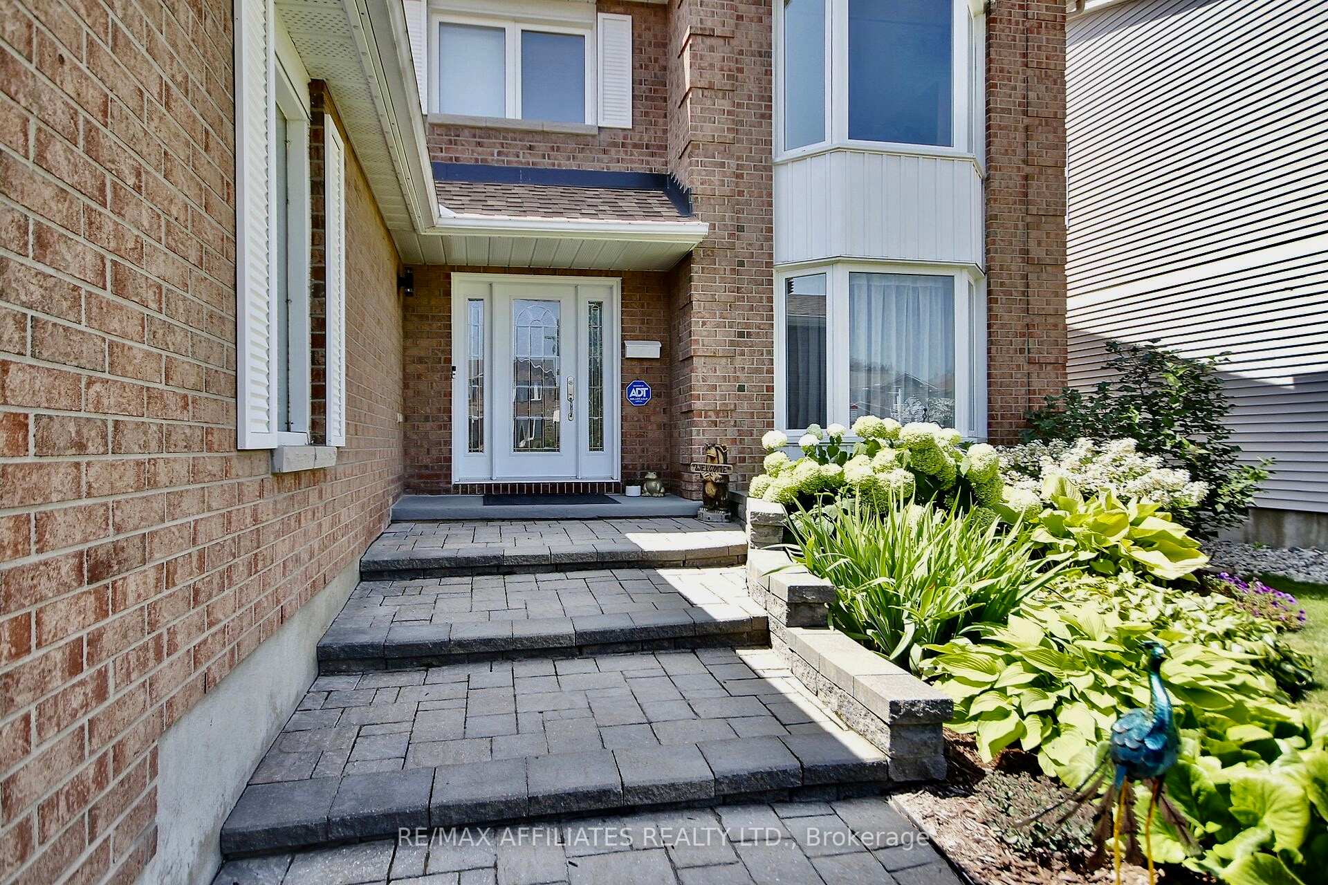 Photo 2 of 560 Falwyn Crescent, Ottawa, Fallingbrook/Ridgemount — HOMEH