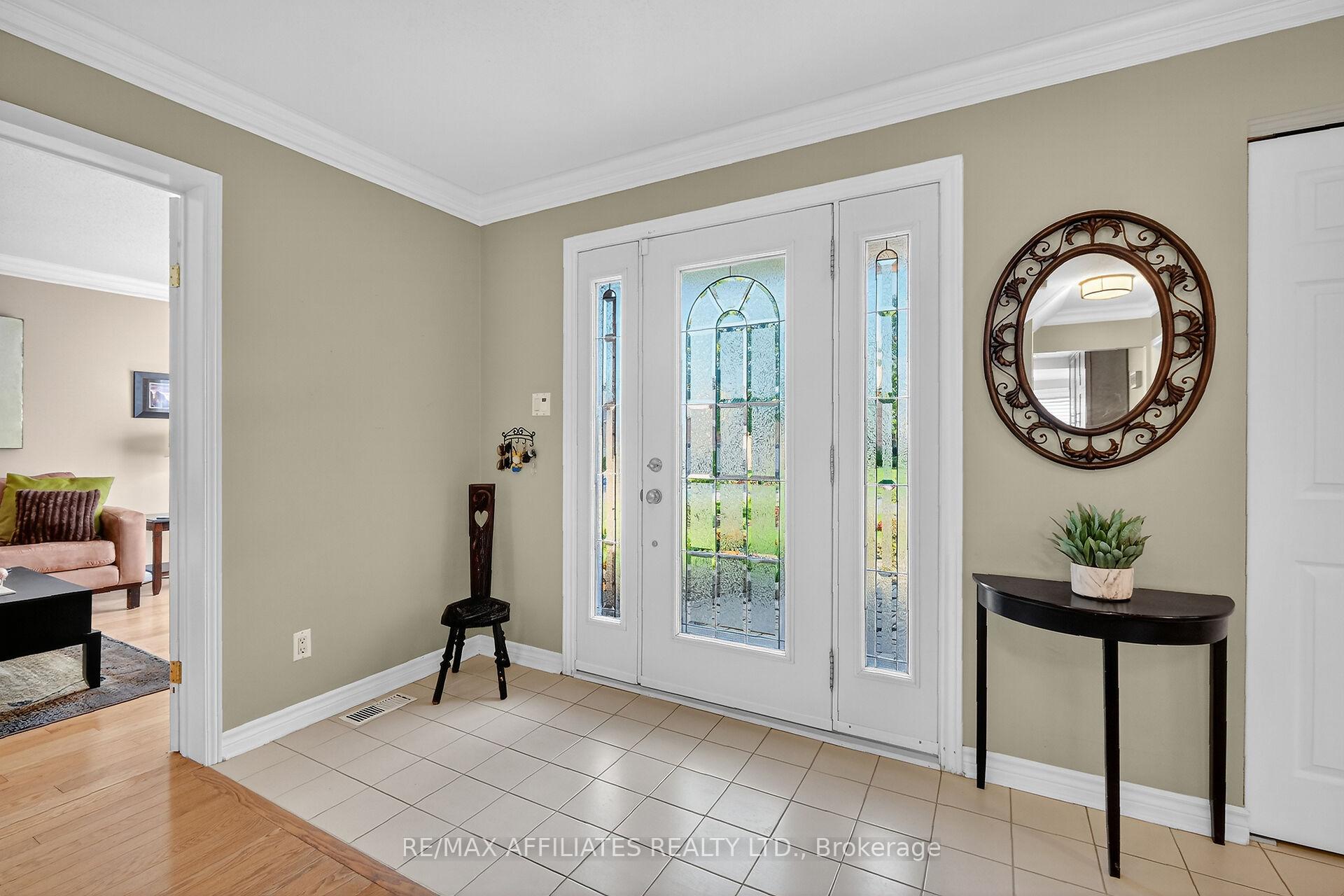 Photo 4 of 560 Falwyn Crescent, Ottawa, Fallingbrook/Ridgemount — HOMEH