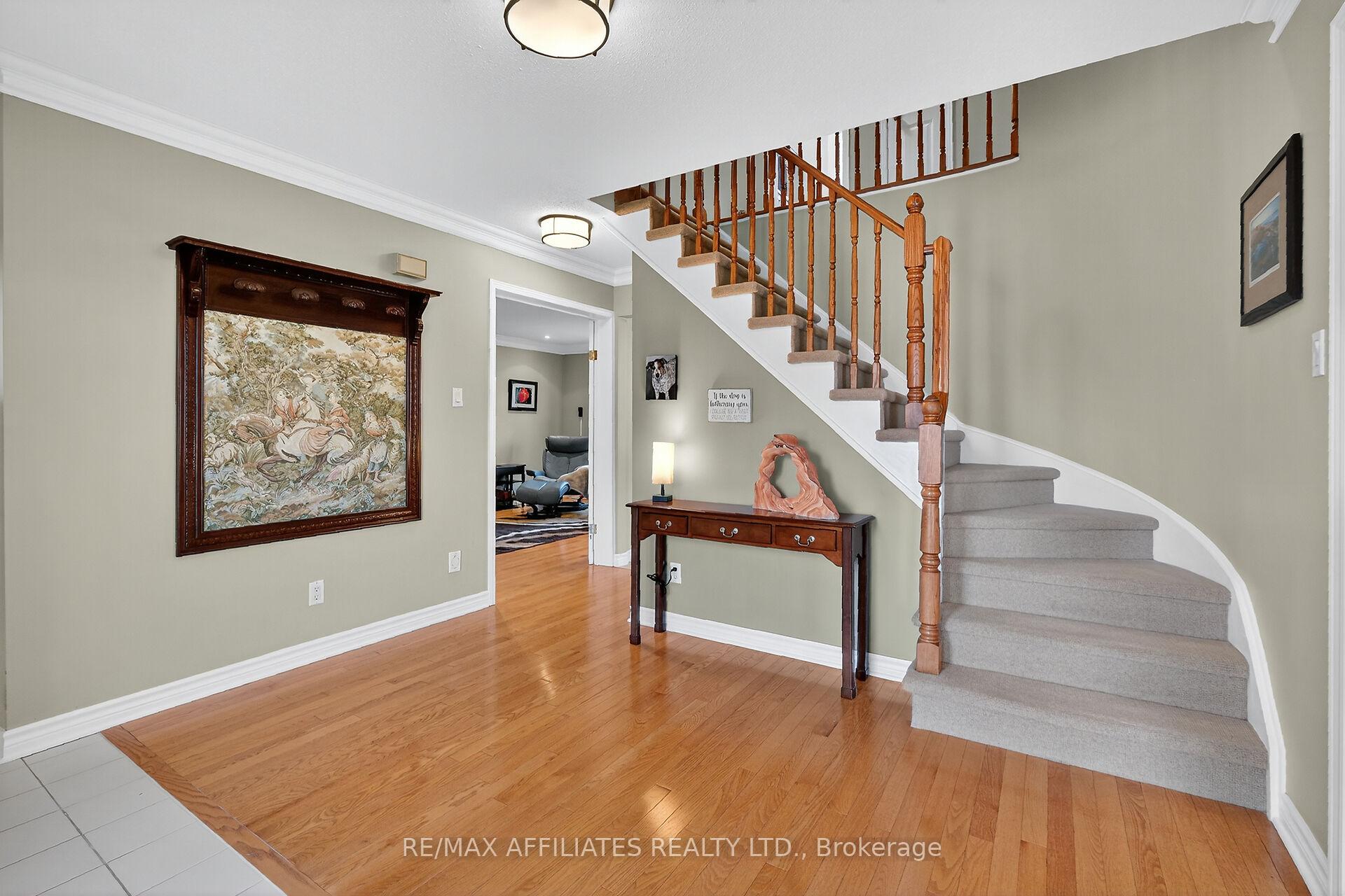 Photo 5 of 560 Falwyn Crescent, Ottawa, Fallingbrook/Ridgemount — HOMEH