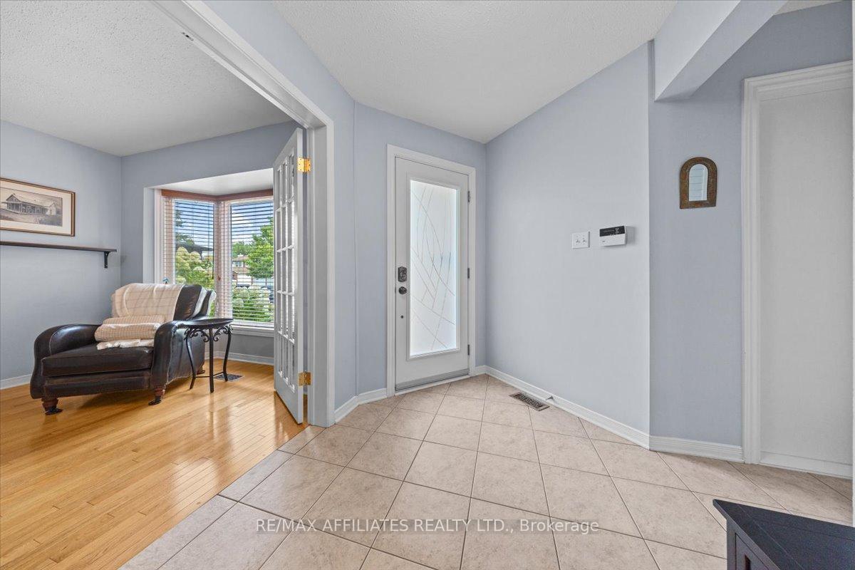 Photo 5 of 605 Falwyn Crescent, Ottawa, Fallingbrook/Ridgemount — HOMEH