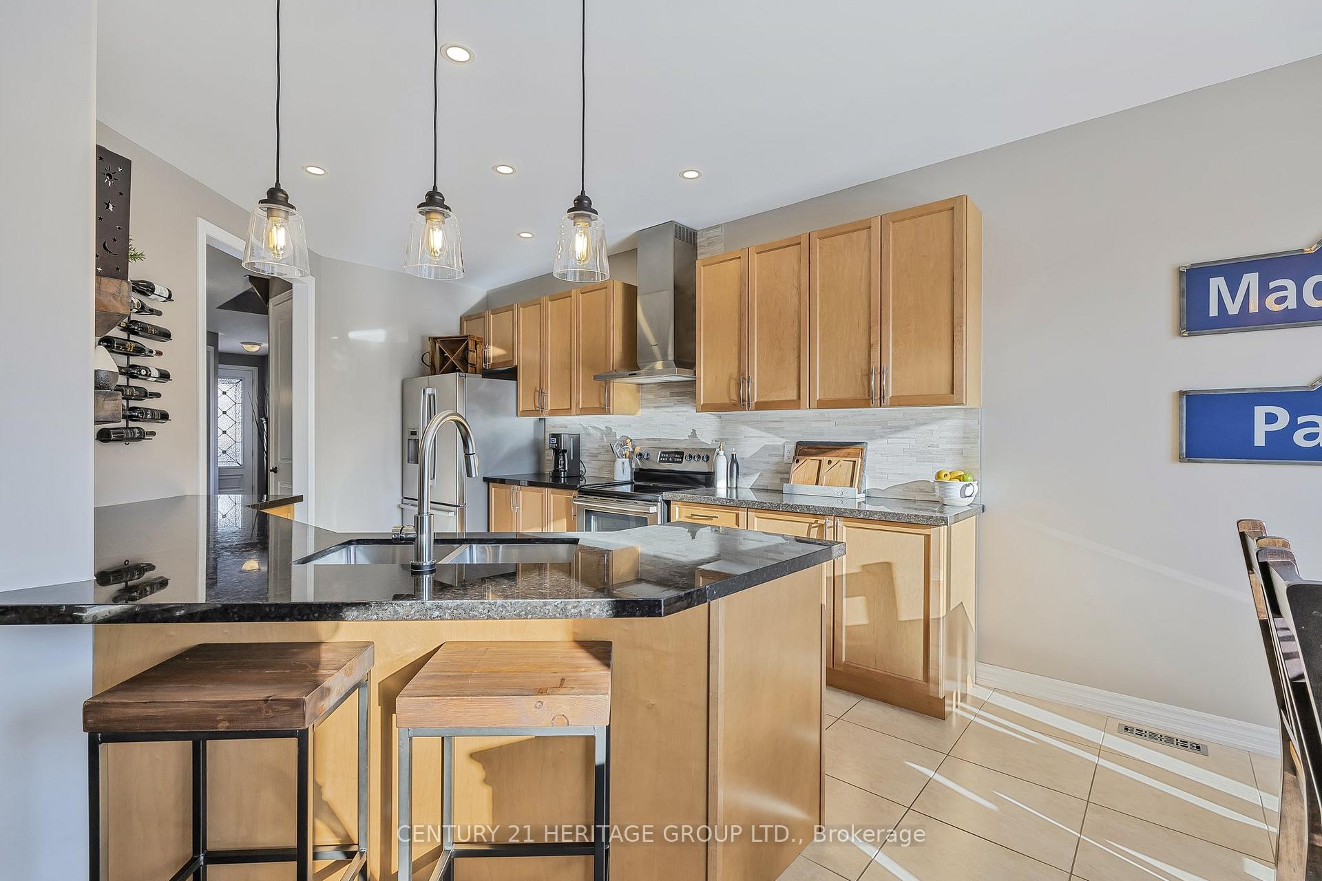 Photo 10 of 17 Walker Boulevard, New Tecumseth, Alliston — HOMEH