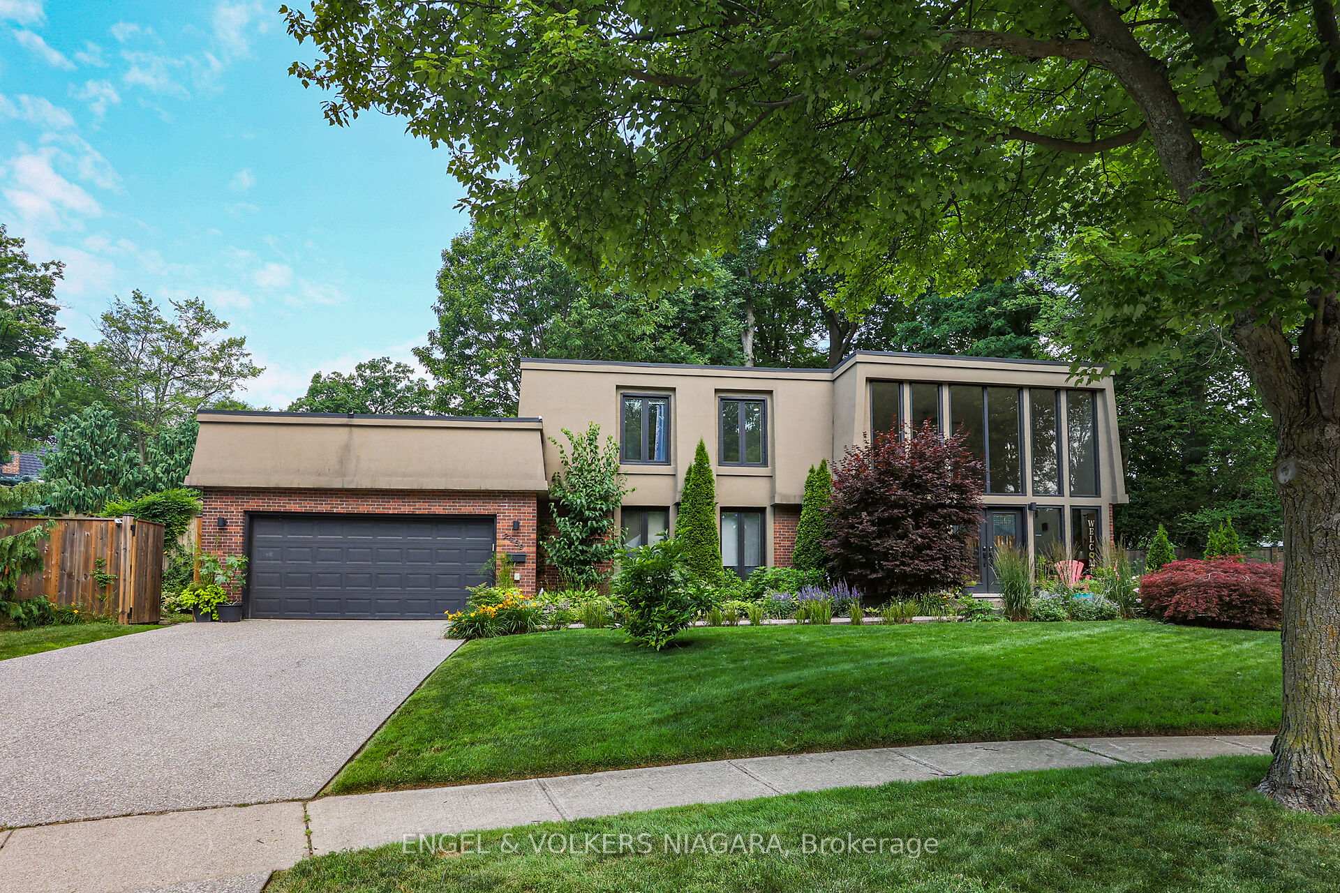 Front of 2459 Noella Crescent