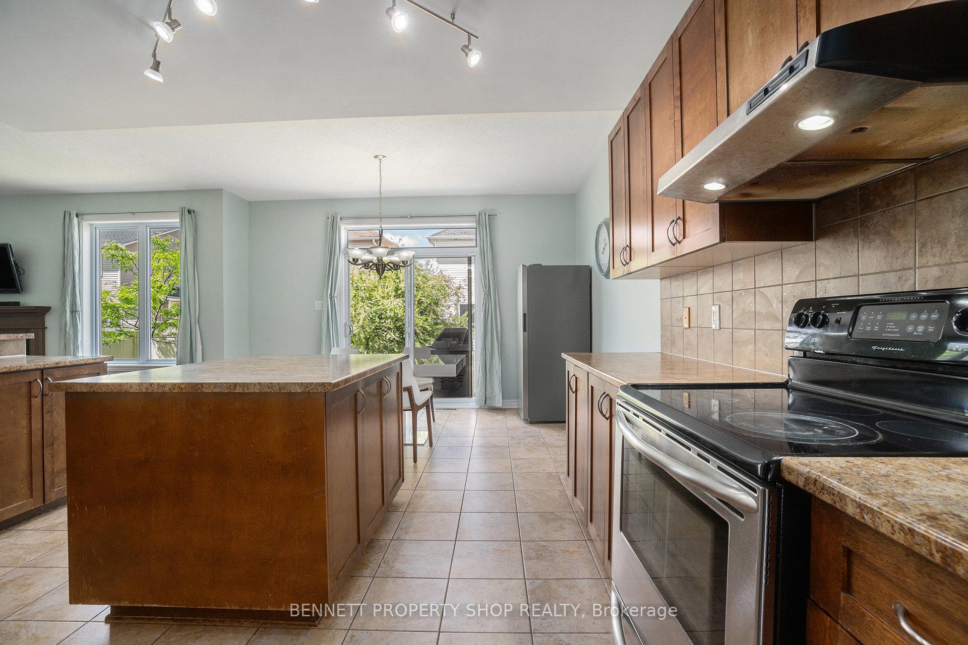 Photo 8 of 324 Fairlakes Way, Ottawa, Avalon East — HOMEH