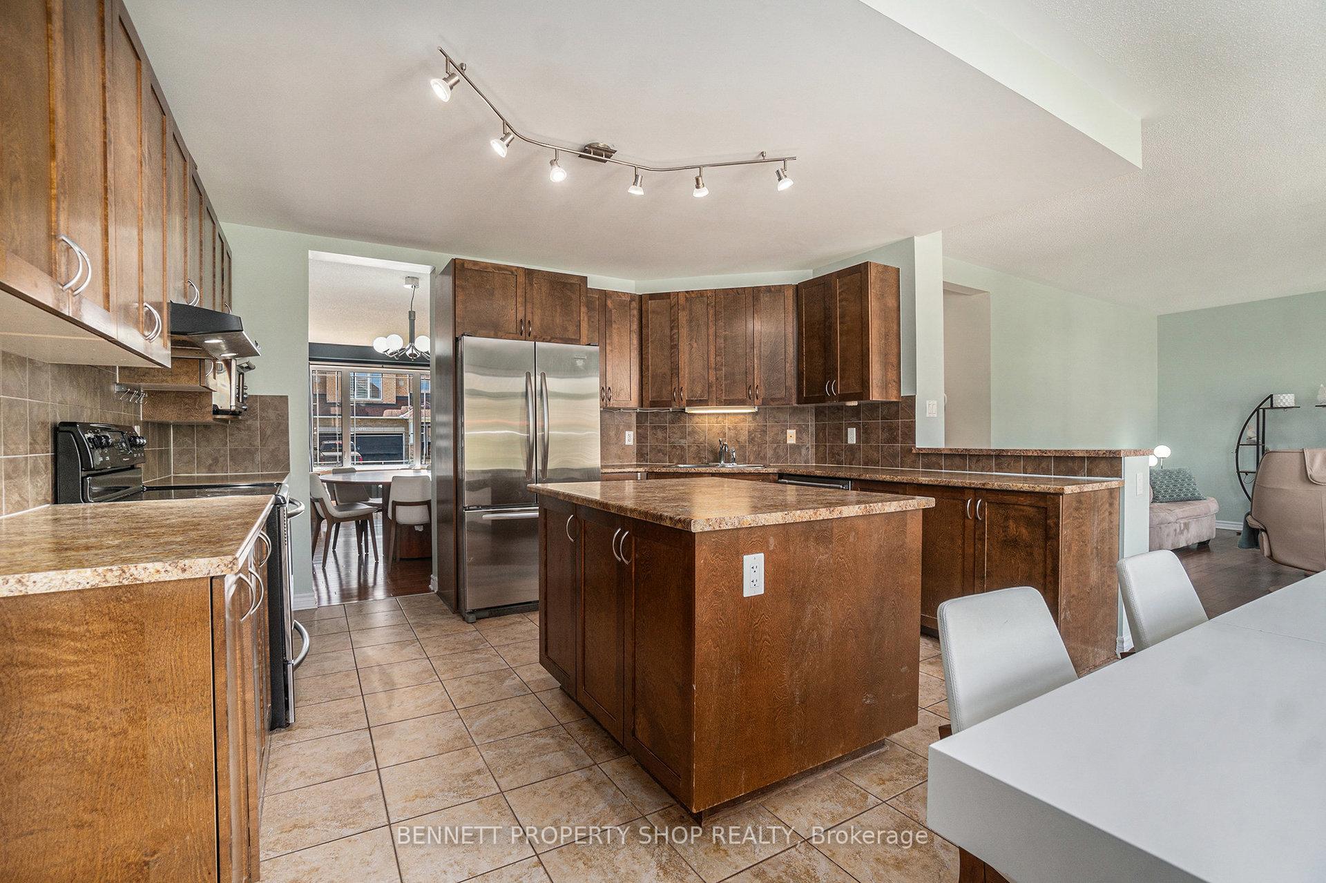 Photo 9 of 324 Fairlakes Way, Ottawa, Avalon East — HOMEH