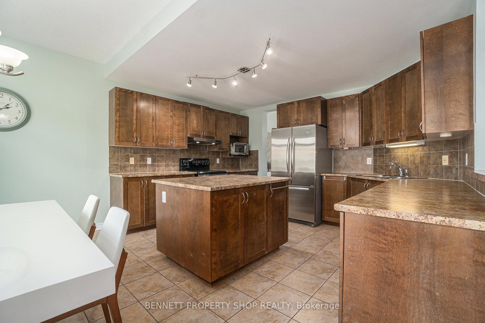 Photo 12 of 324 Fairlakes Way, Ottawa, Avalon East — HOMEH