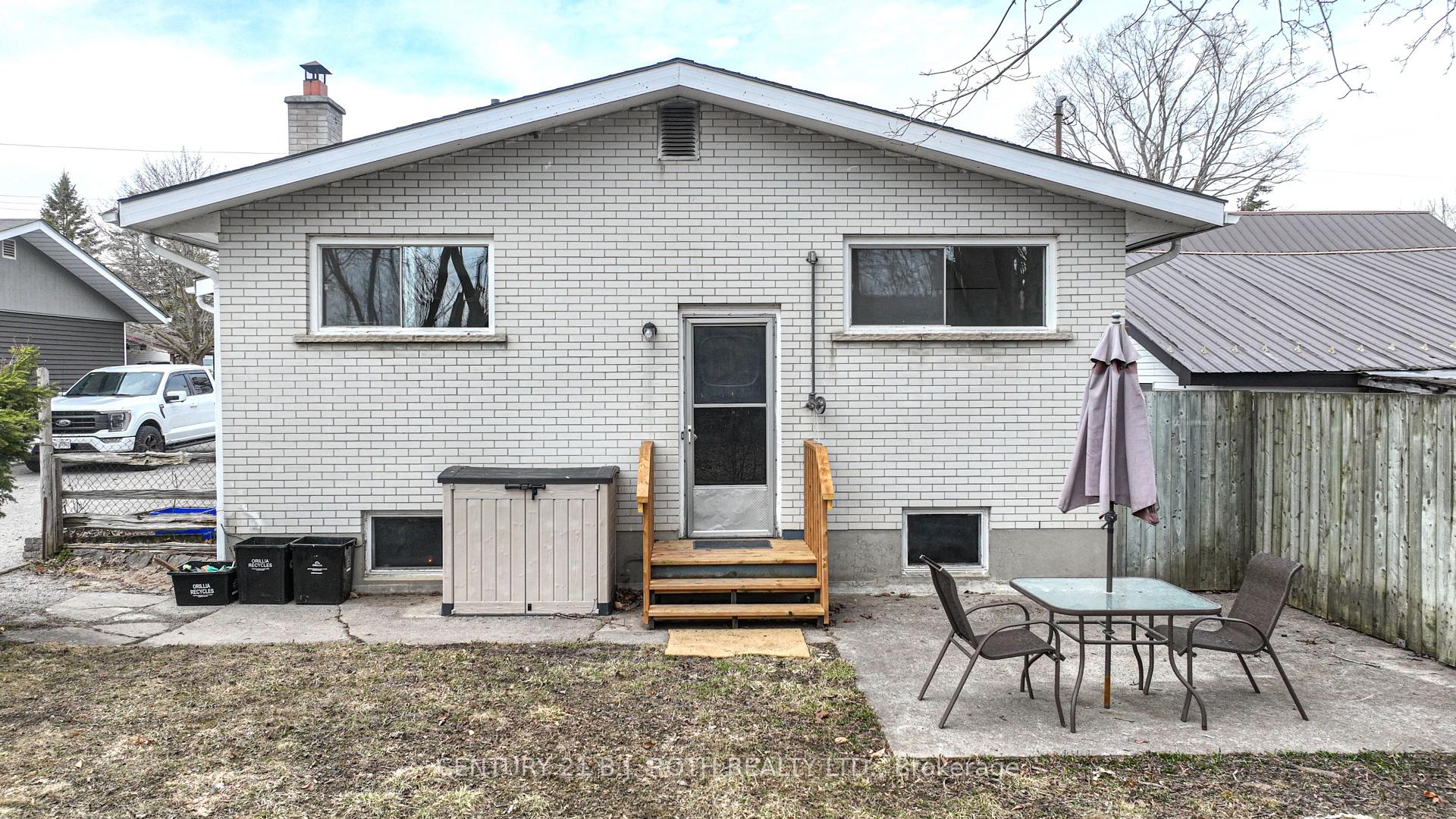 Photo 4 of 95 Simcoe Street, Orillia — HOMEH