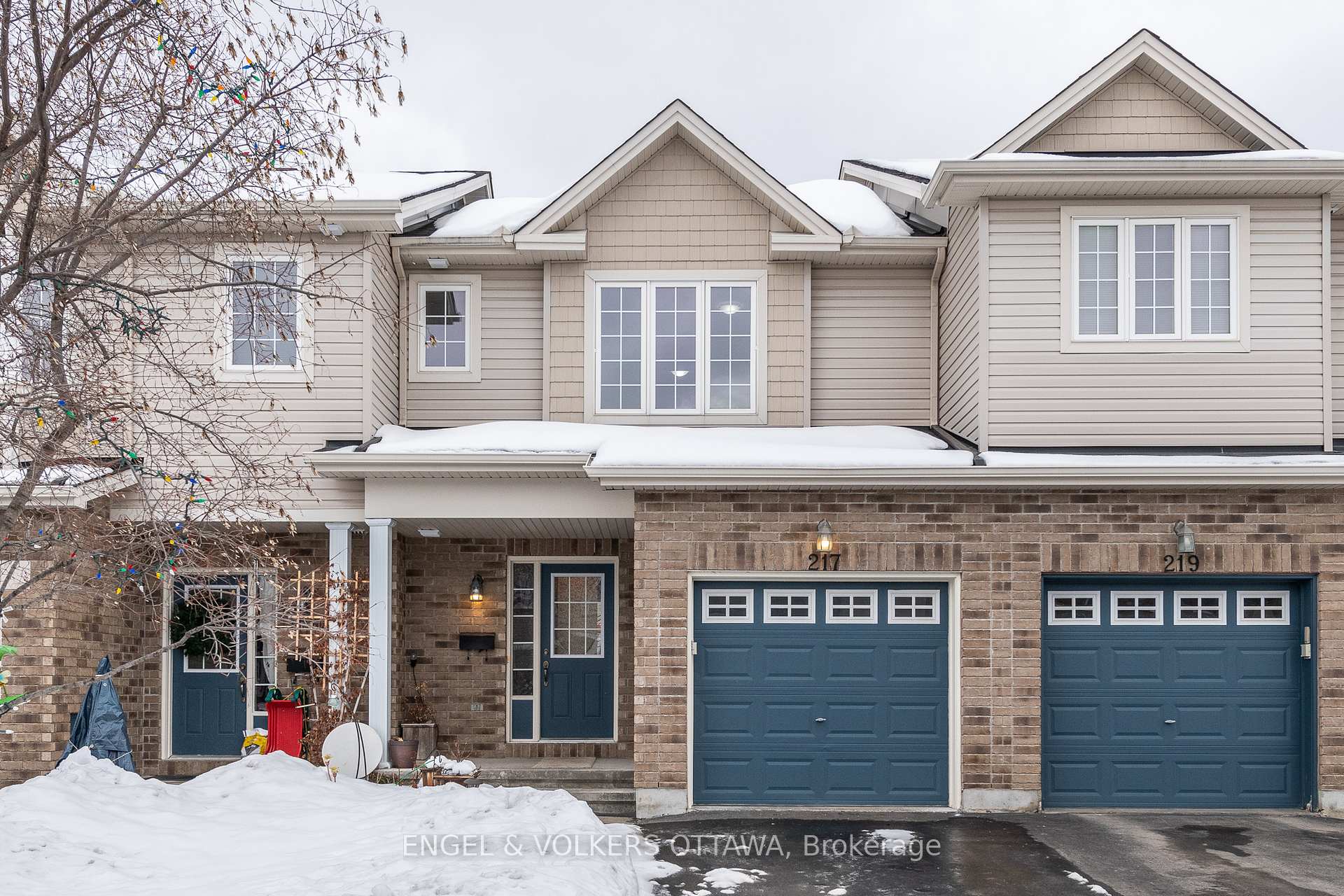 Front of 217 Rolling Meadow Crescent