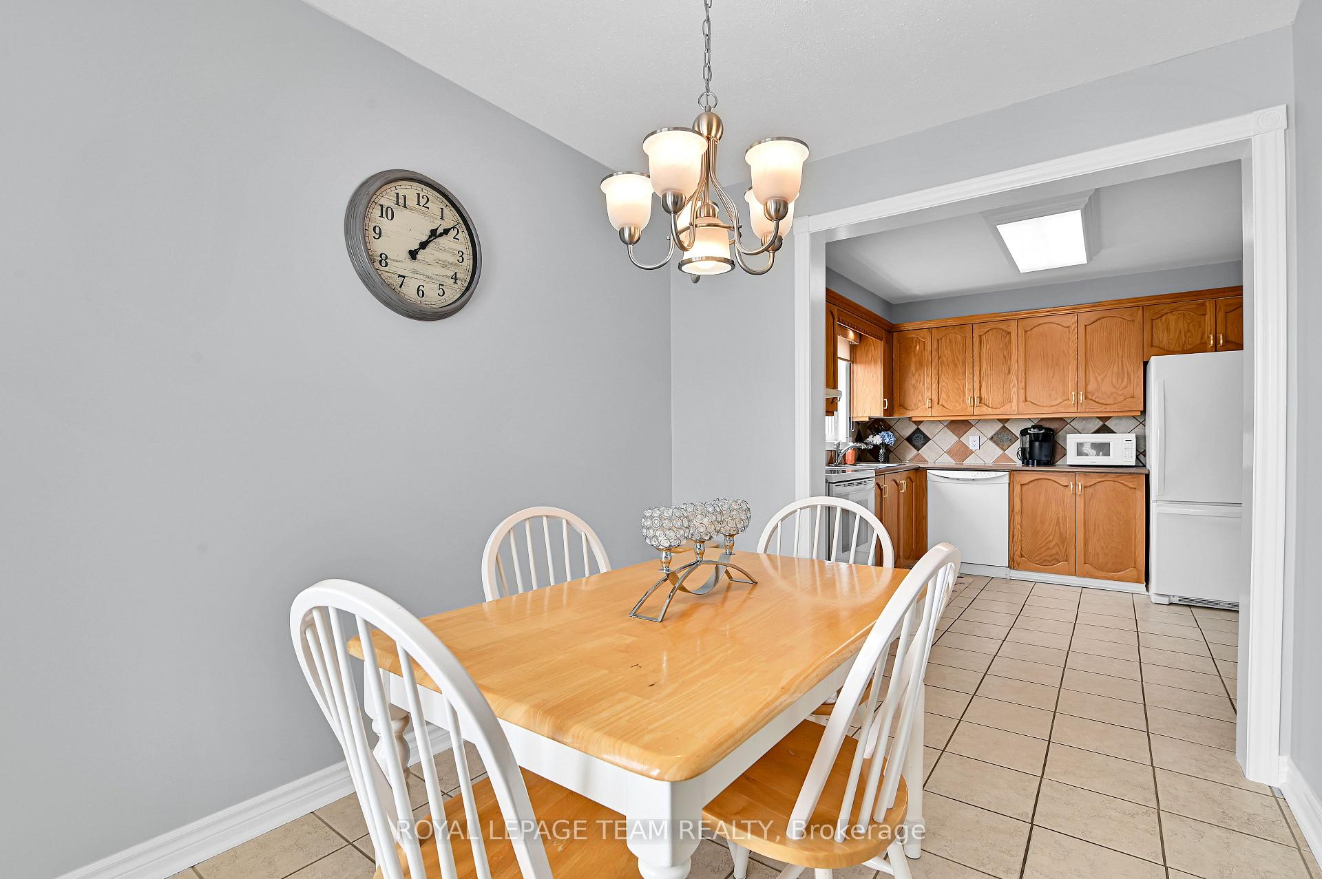 Photo 5 of 1728 Smithers Crescent, Ottawa, Chateauneuf — HOMEH