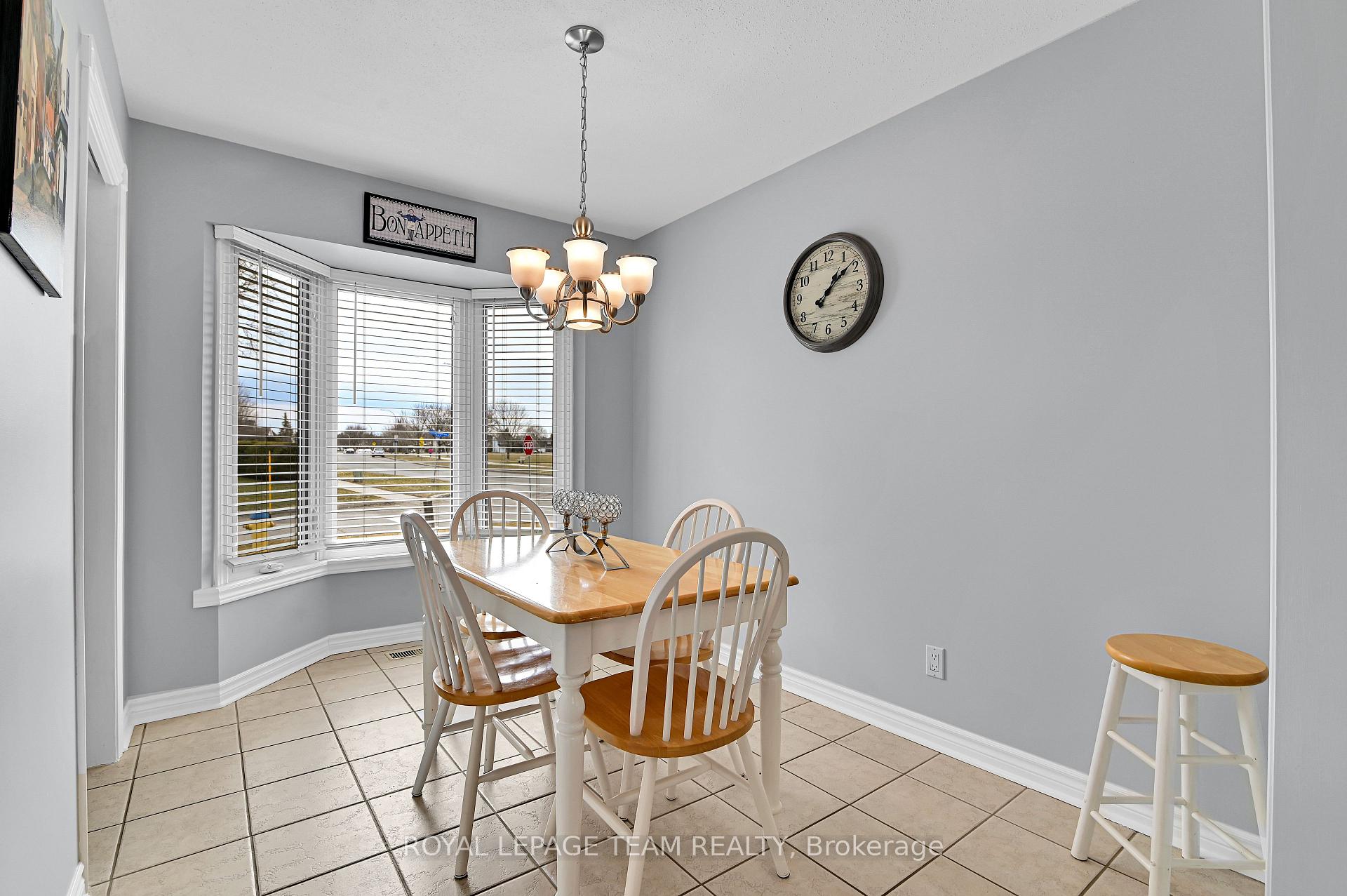 Photo 6 of 1728 Smithers Crescent, Ottawa, Chateauneuf — HOMEH