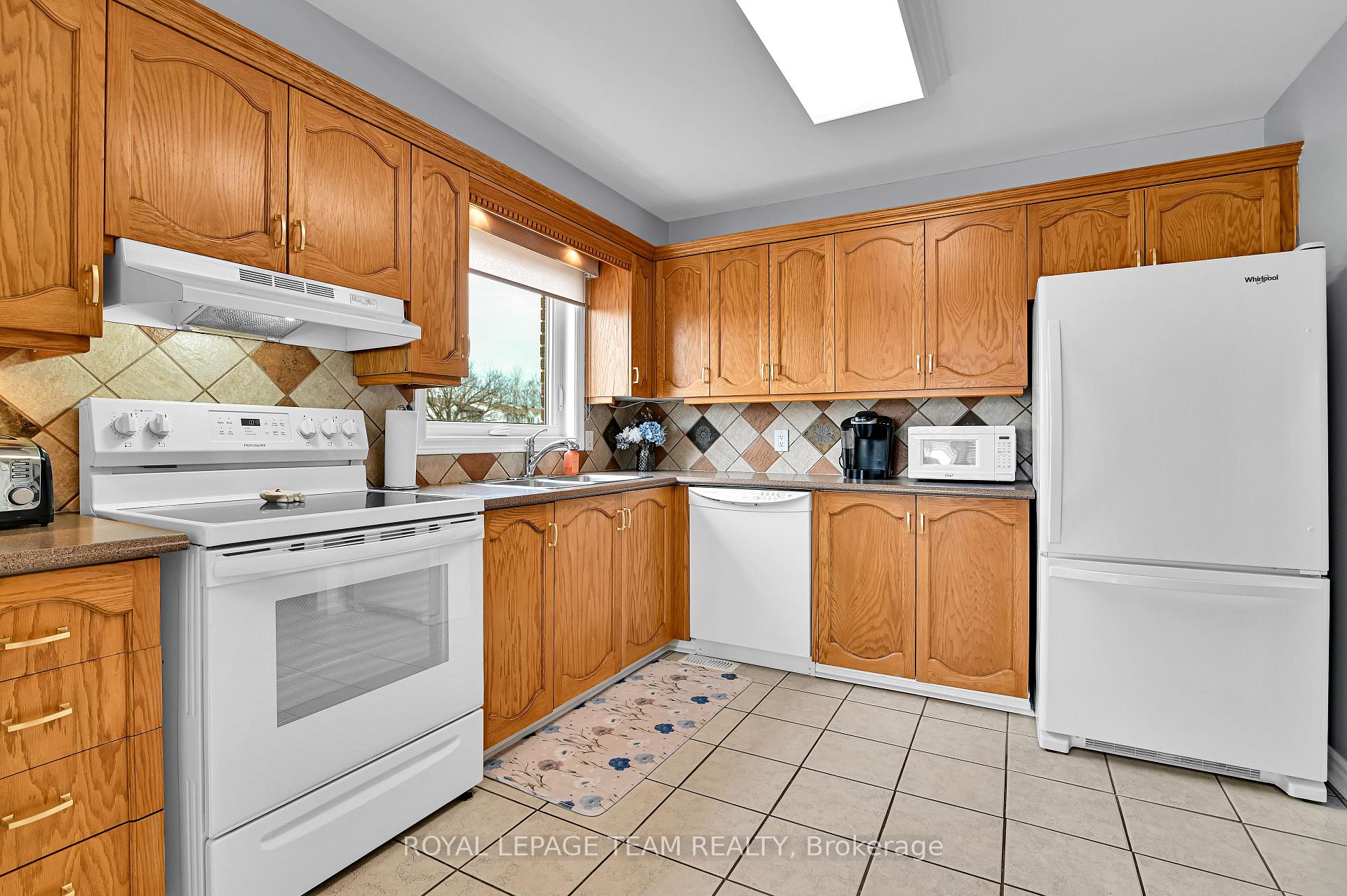 Photo 8 of 1728 Smithers Crescent, Ottawa, Chateauneuf — HOMEH