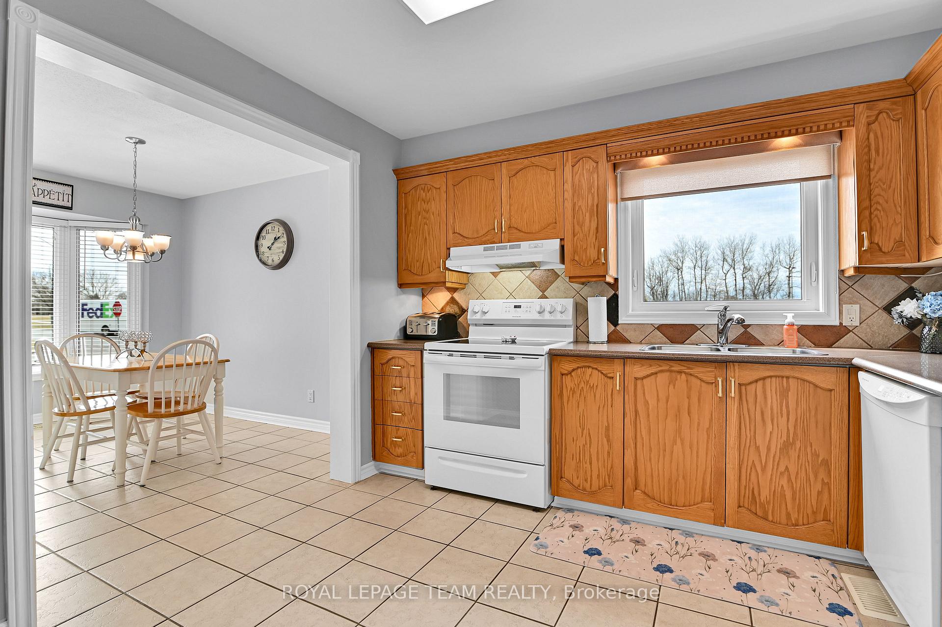 Photo 9 of 1728 Smithers Crescent, Ottawa, Chateauneuf — HOMEH