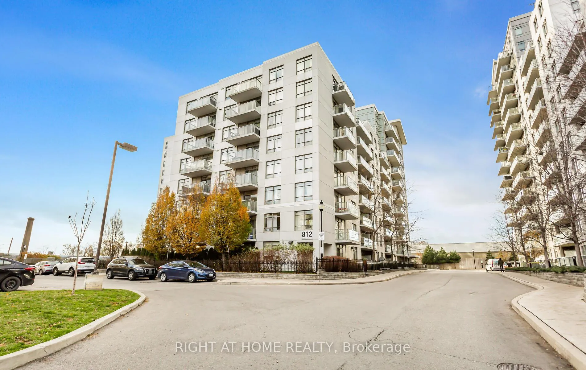 Front of Unit 1115, 812 Lansdowne Avenue