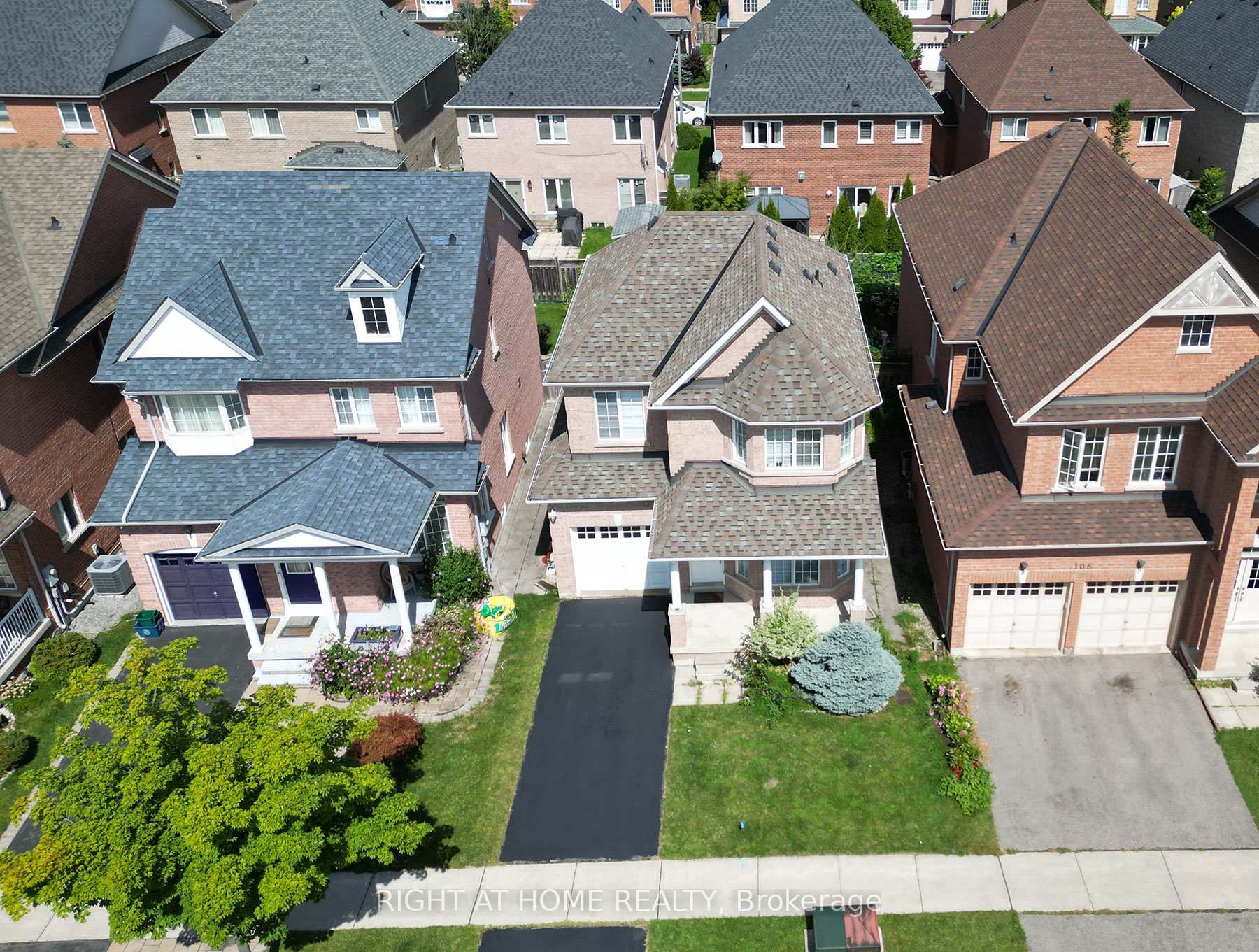 Photo 2 of 104 Weatherill Road, Markham, Berczy — HOMEH