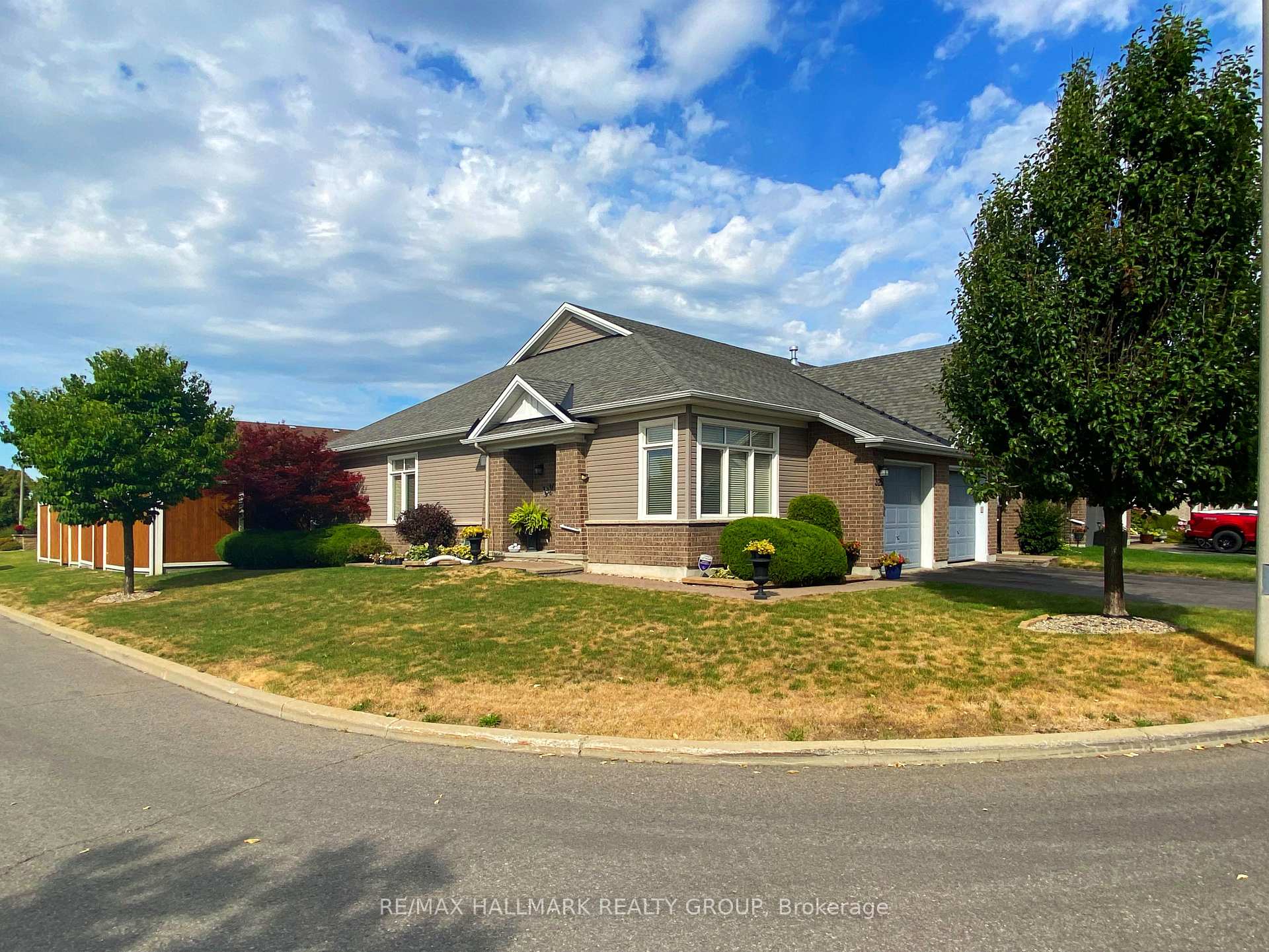Front of 325 Farincourt Crescent
