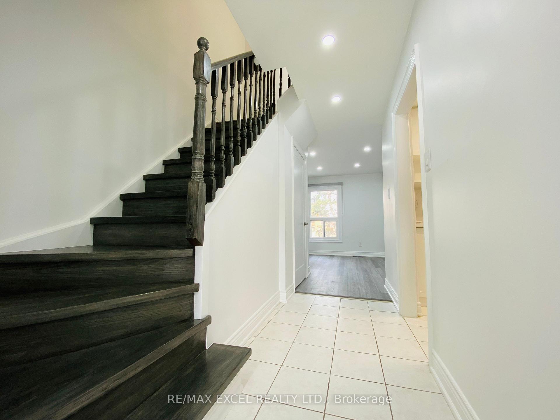 Photo 3 of 33 Sorrell Crescent, Markham, Milliken Mills East — HOMEH