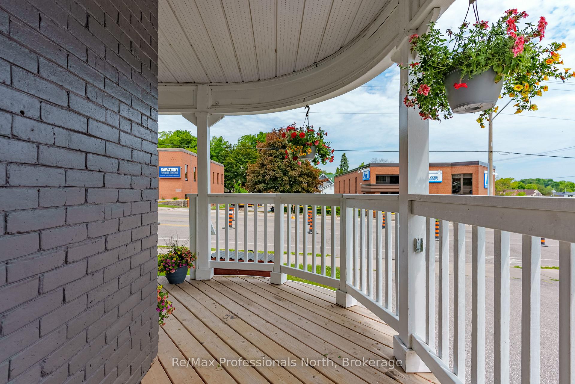 Photo 5 of 73 Coldwater Street E, Orillia — HOMEH