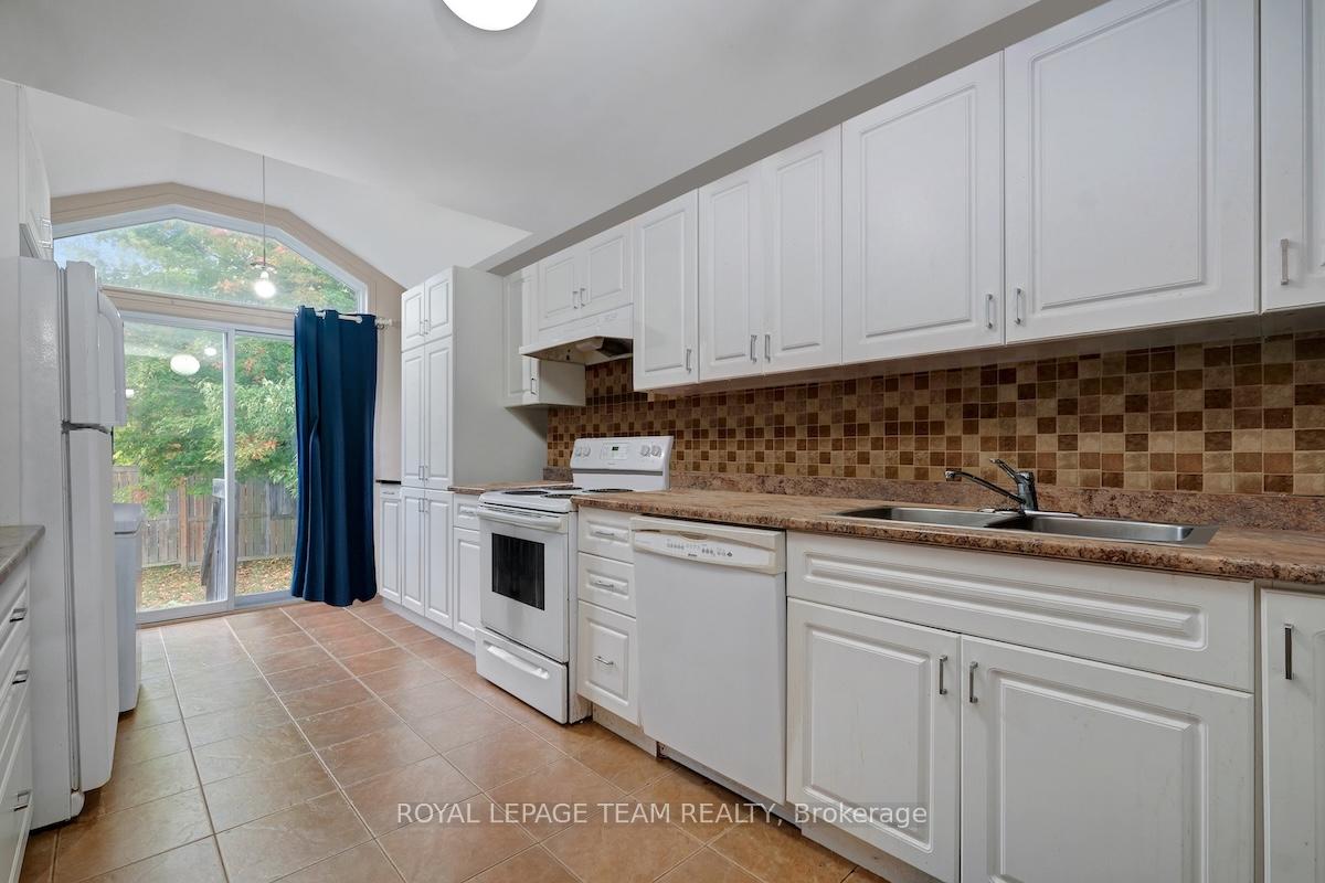 Photo 5 of 613 Latour Crescent, Ottawa, Fallingbrook/Gardenway South — HOMEH