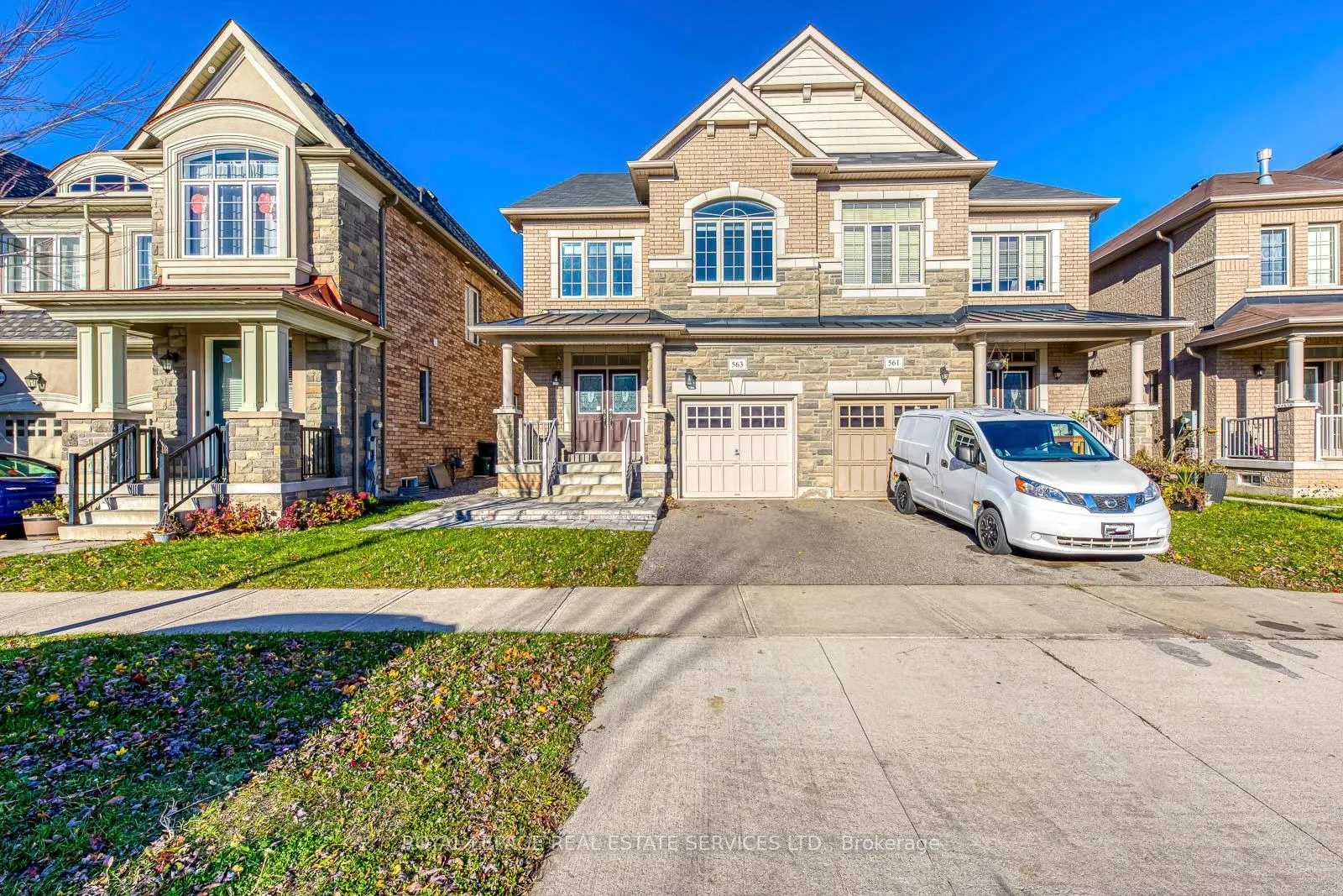 Front of 563 Settlers Road W