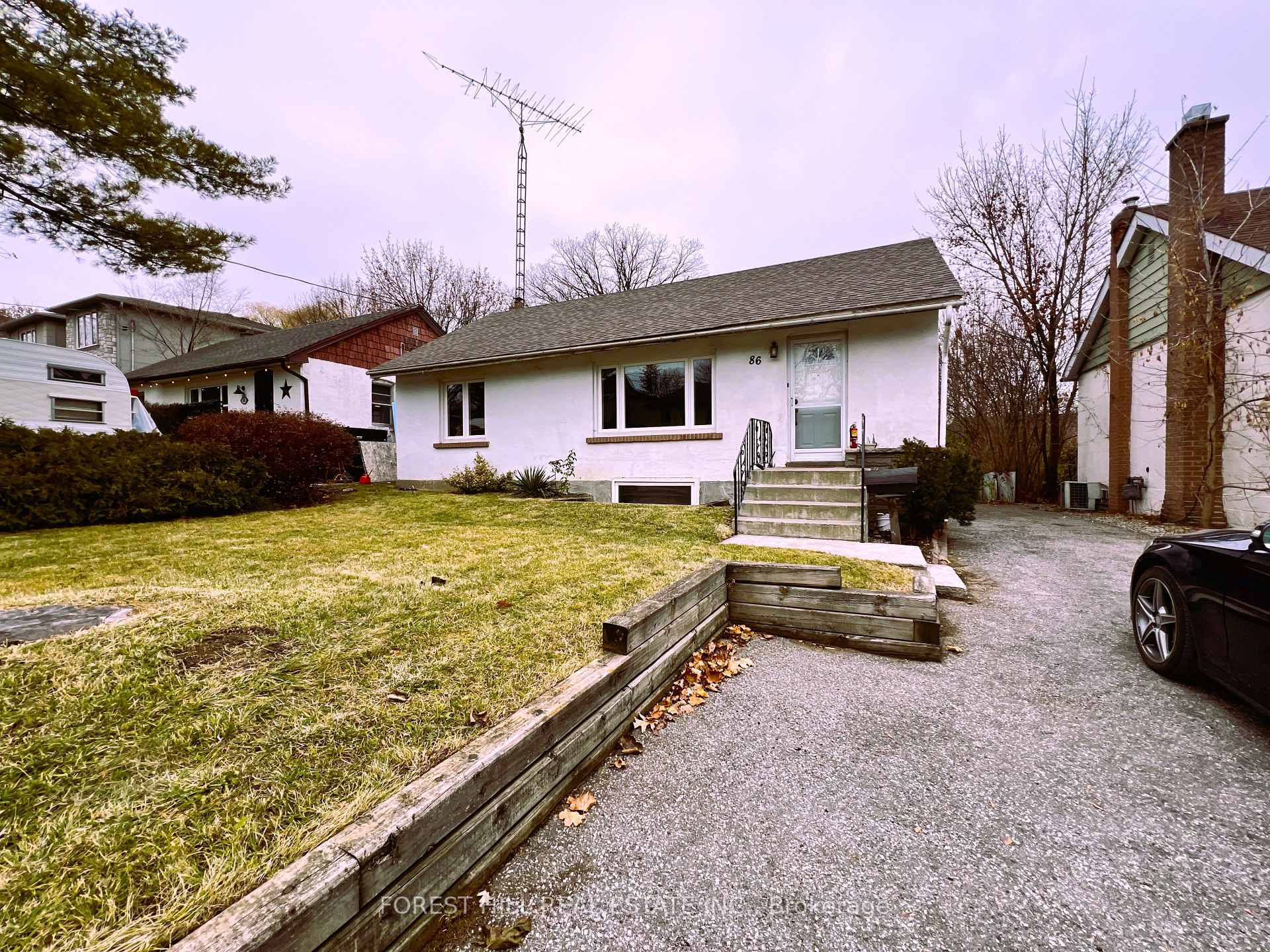 Front of Unit Main Fl, 86 Grandview Avenue