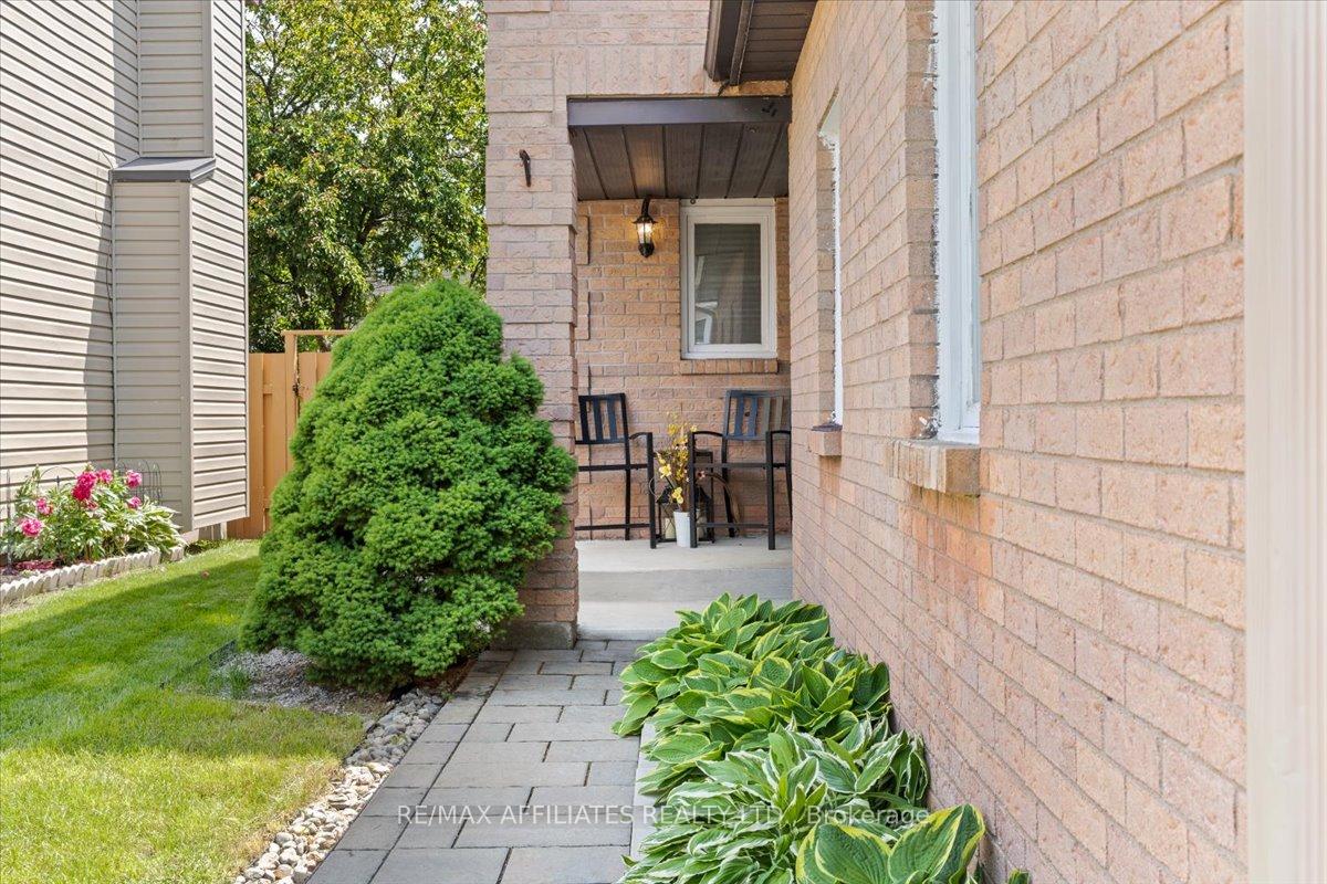 Photo 3 of 300 Sylvie Terrace, Ottawa, Bilberry Creek/Queenswood Heights — HOMEH