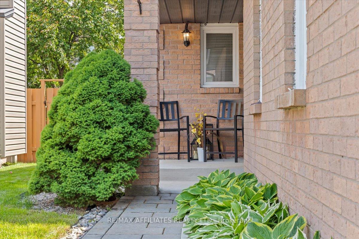 Photo 4 of 300 Sylvie Terrace, Ottawa, Bilberry Creek/Queenswood Heights — HOMEH