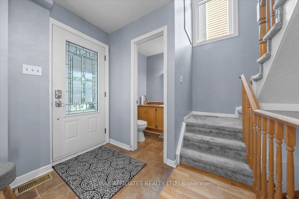 Photo 5 of 300 Sylvie Terrace, Ottawa, Bilberry Creek/Queenswood Heights — HOMEH