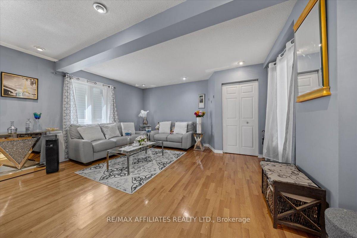 Photo 8 of 300 Sylvie Terrace, Ottawa, Bilberry Creek/Queenswood Heights — HOMEH