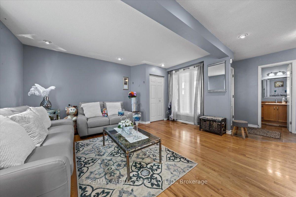 Photo 9 of 300 Sylvie Terrace, Ottawa, Bilberry Creek/Queenswood Heights — HOMEH