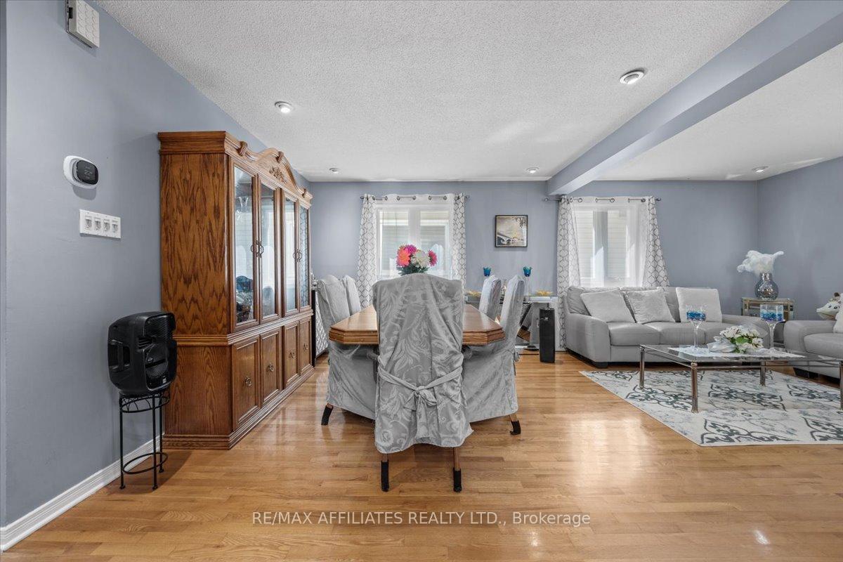 Photo 12 of 300 Sylvie Terrace, Ottawa, Bilberry Creek/Queenswood Heights — HOMEH