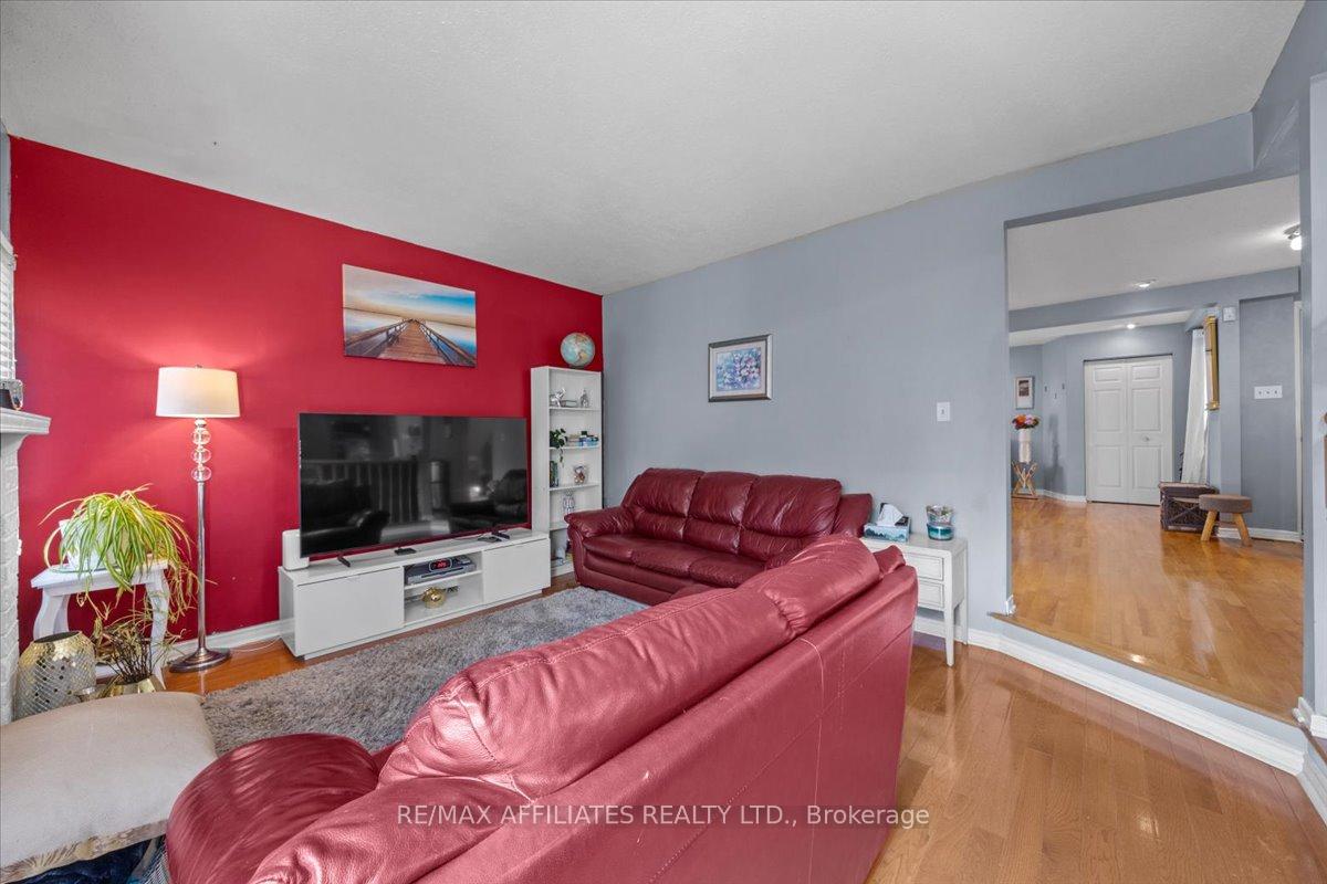 Photo 13 of 300 Sylvie Terrace, Ottawa, Bilberry Creek/Queenswood Heights — HOMEH