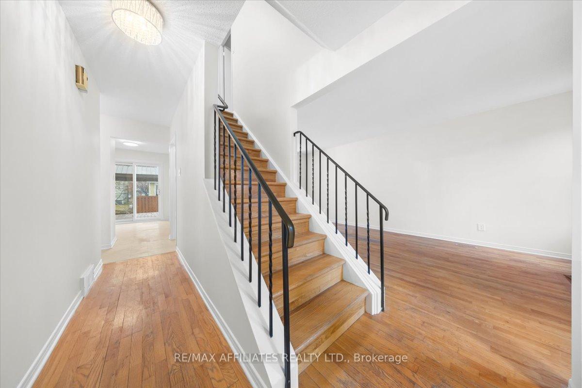 Photo 4 of 1080 Taffy Lane, Ottawa, Convent Glen North — HOMEH