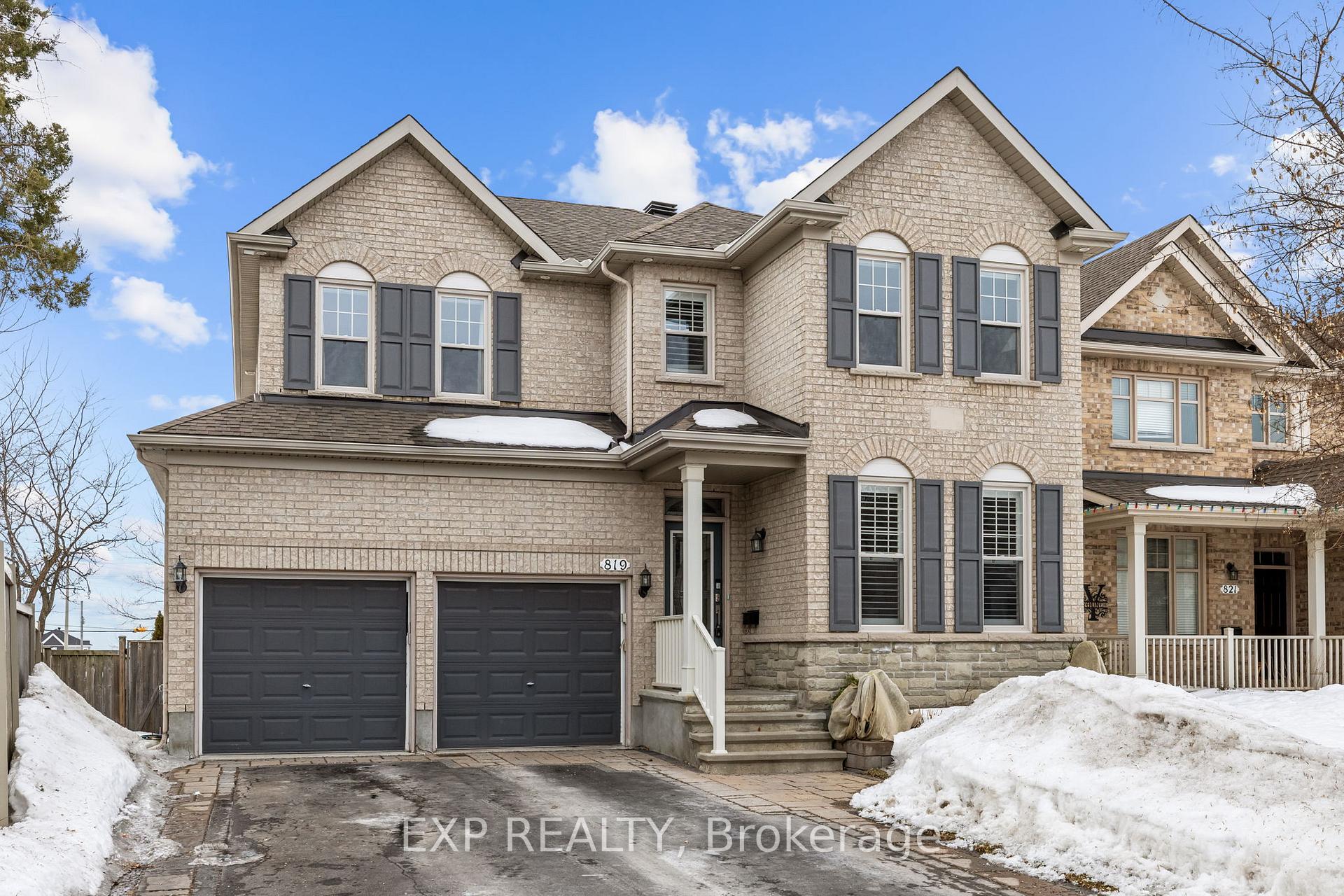 Front of 819 Contour Street W
