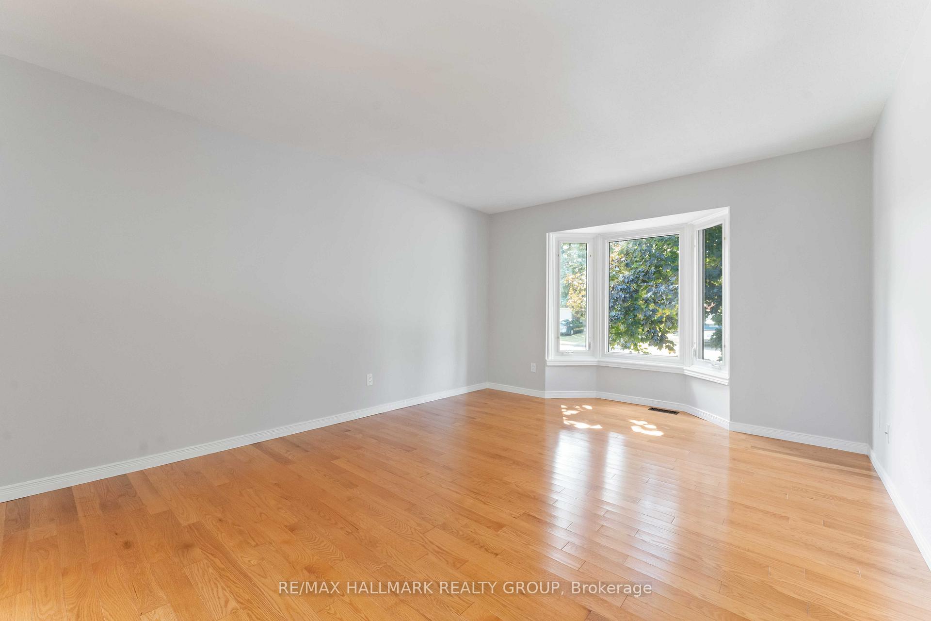 Photo 6 of 647 Apollo Way, Ottawa, Fallingbrook/Pineridge — HOMEH