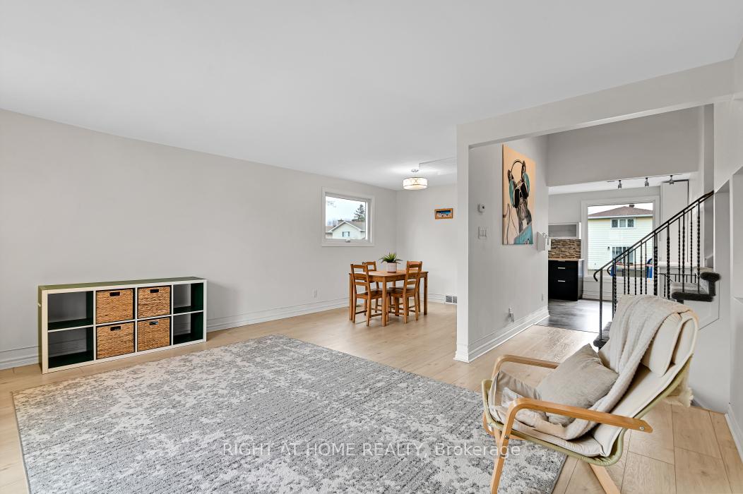 Photo 4 of 1691 Meadowview Crescent, Ottawa, Convent Glen South — HOMEH
