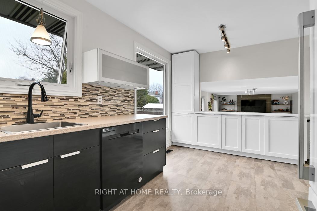 Photo 10 of 1691 Meadowview Crescent, Ottawa, Convent Glen South — HOMEH