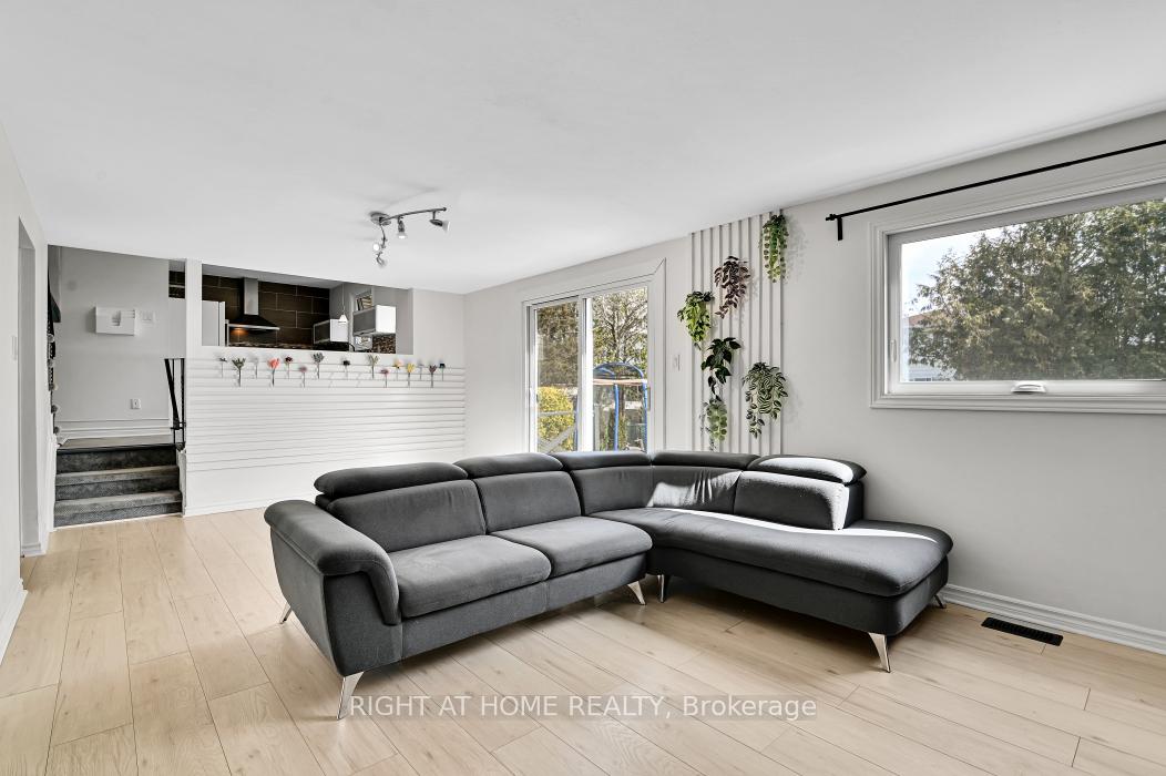 Photo 15 of 1691 Meadowview Crescent, Ottawa, Convent Glen South — HOMEH