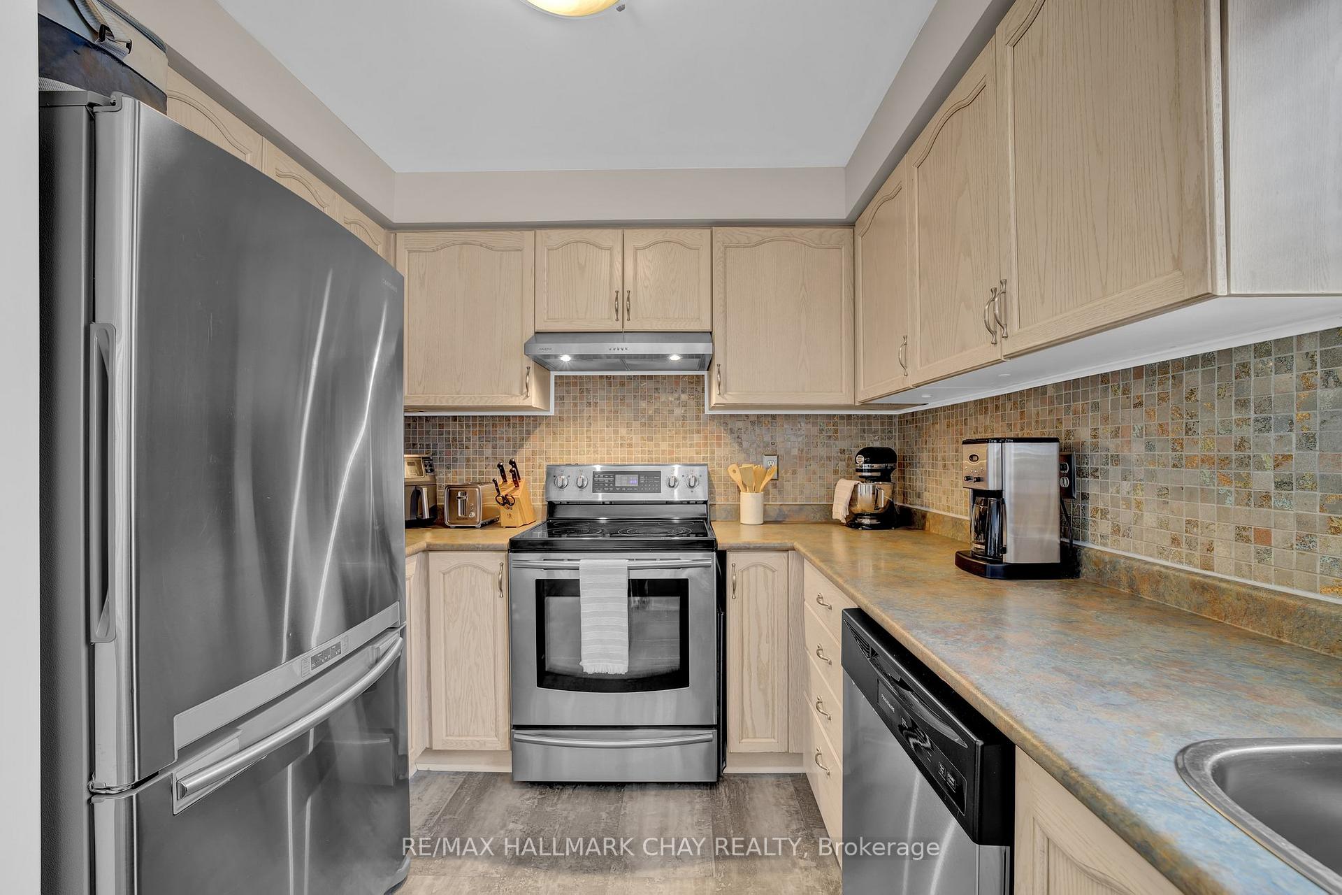 Photo 9 of 3 Chiccony Court, New Tecumseth, Beeton — HOMEH