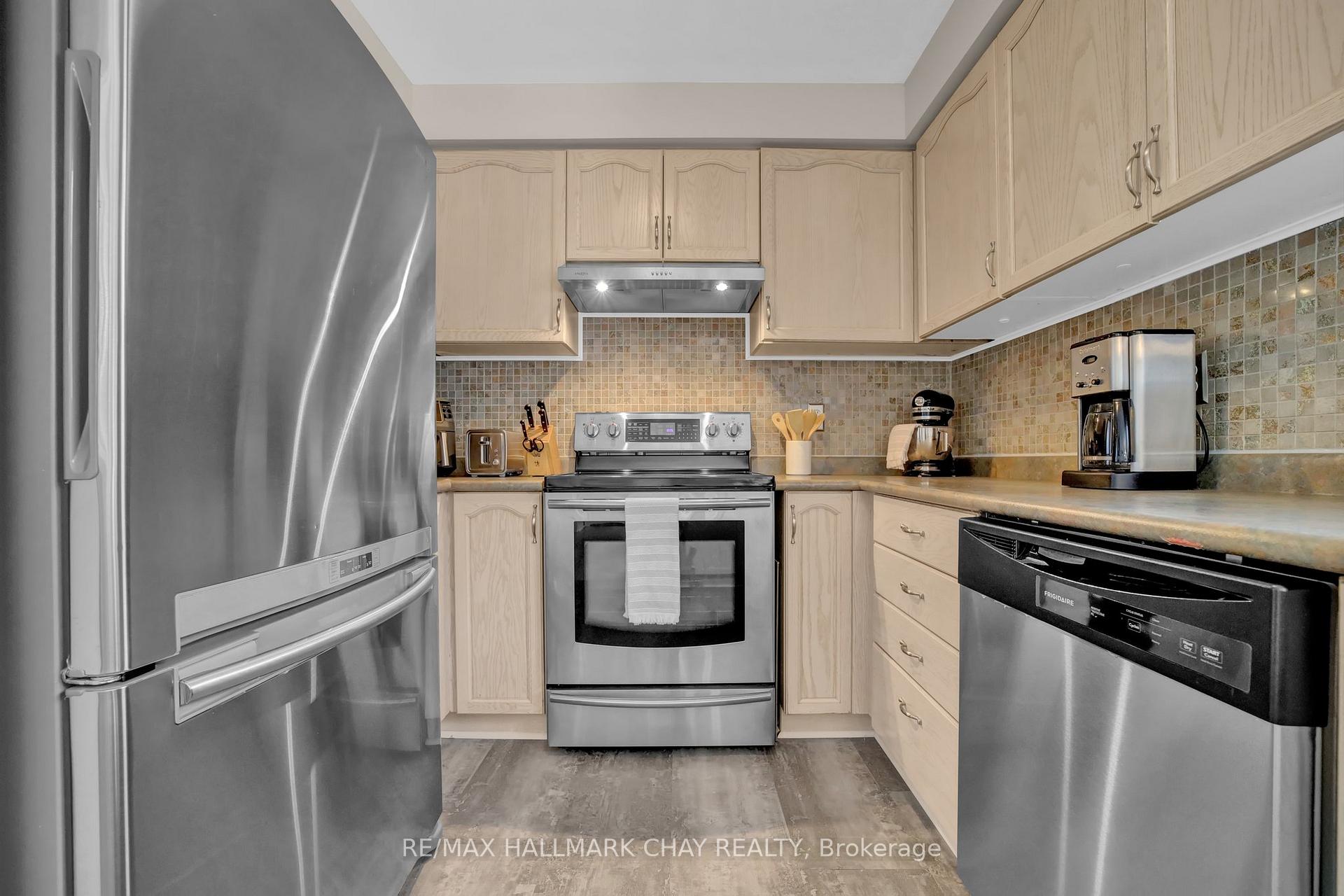 Photo 10 of 3 Chiccony Court, New Tecumseth, Beeton — HOMEH