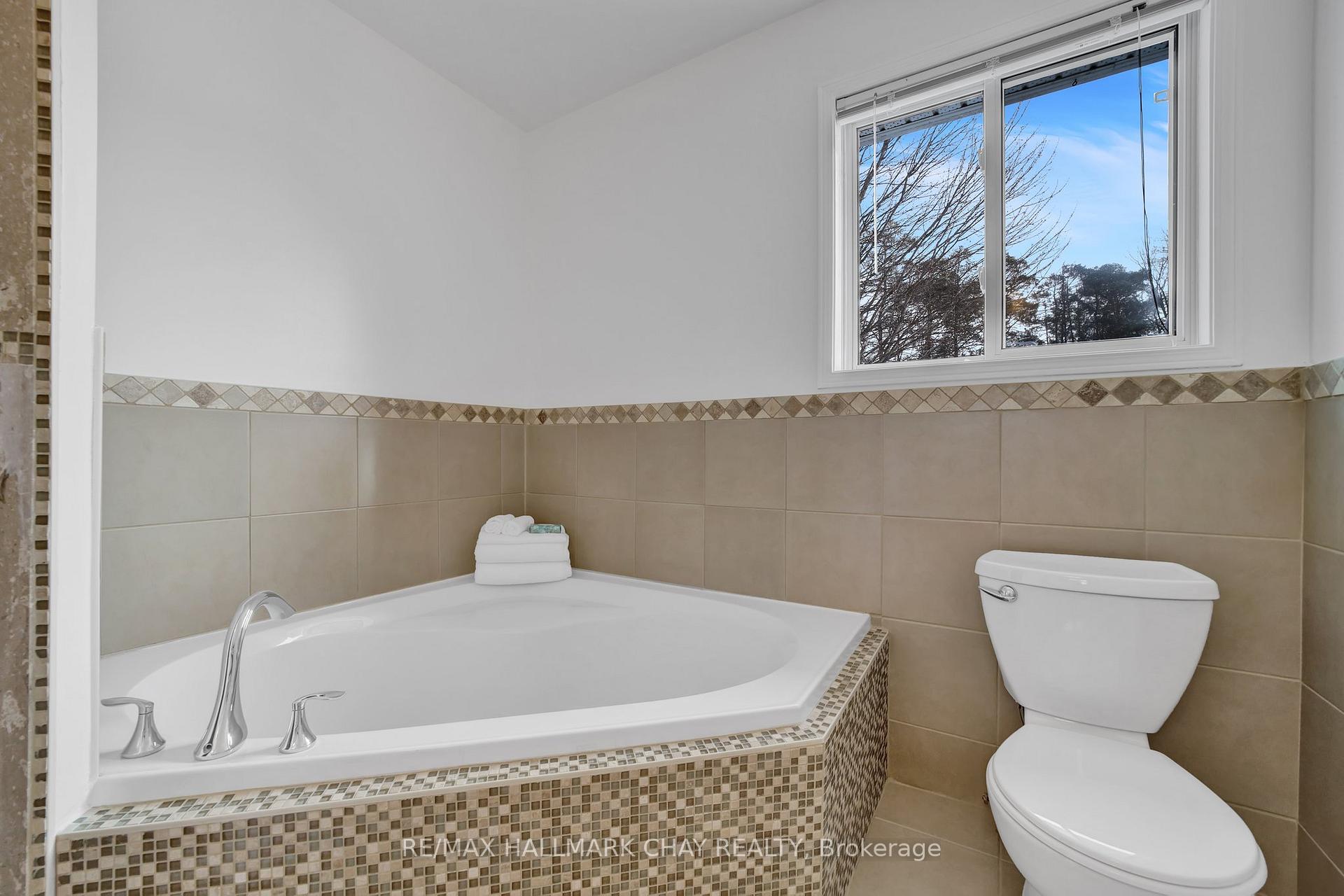 Photo 23 of 3 Chiccony Court, New Tecumseth, Beeton — HOMEH