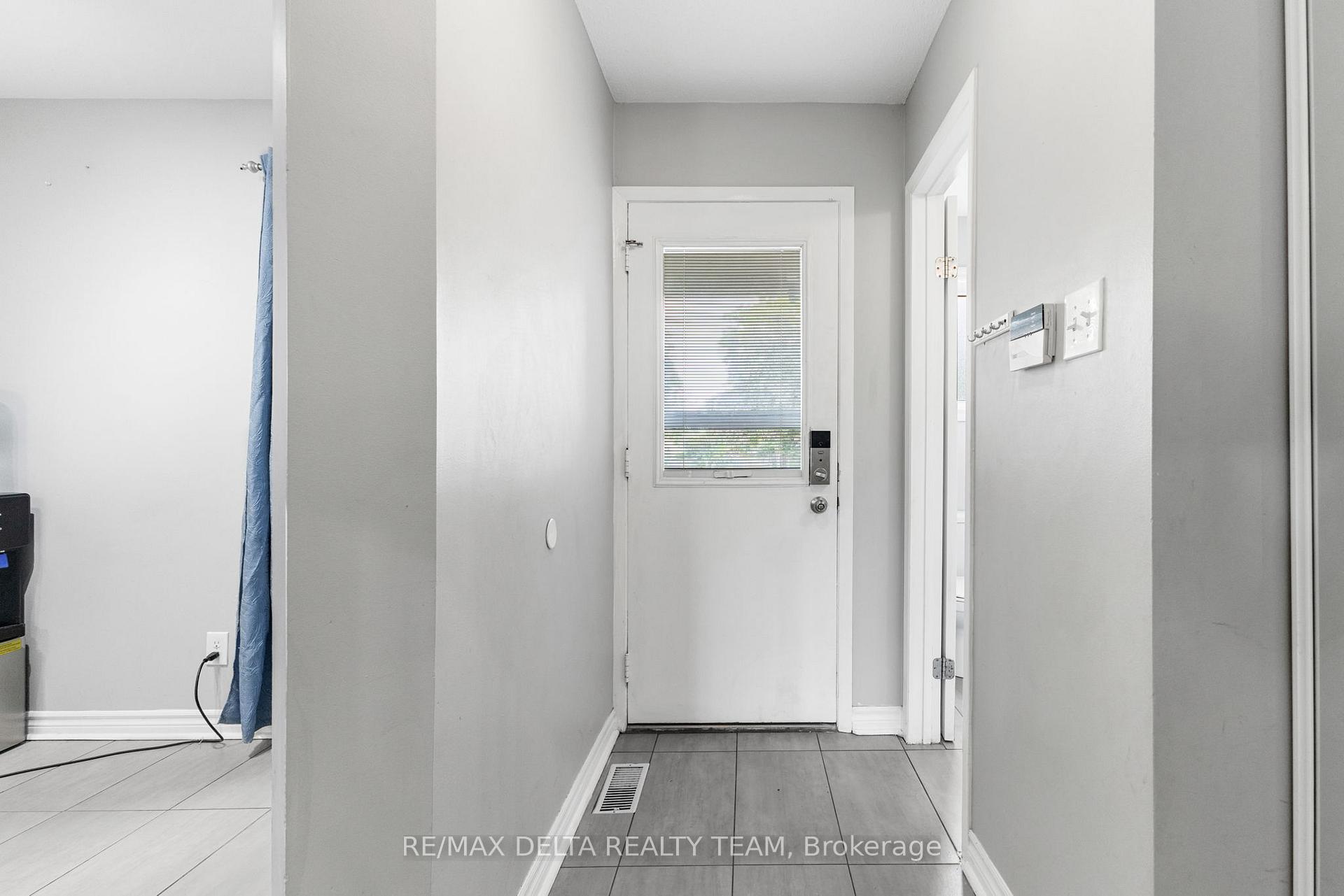 Photo 2 of 1401 Coulter Place, Ottawa, Bilberry Creek/Queenswood Heights — HOMEH
