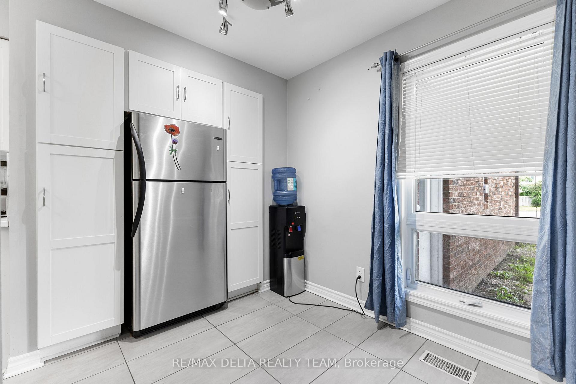 Photo 4 of 1401 Coulter Place, Ottawa, Bilberry Creek/Queenswood Heights — HOMEH