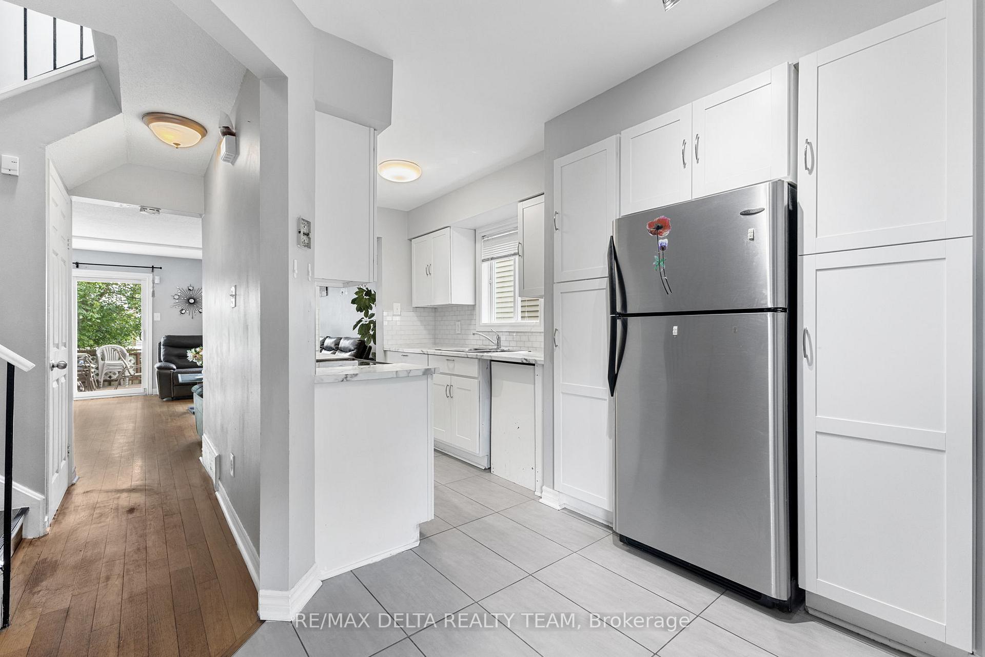 Photo 5 of 1401 Coulter Place, Ottawa, Bilberry Creek/Queenswood Heights — HOMEH
