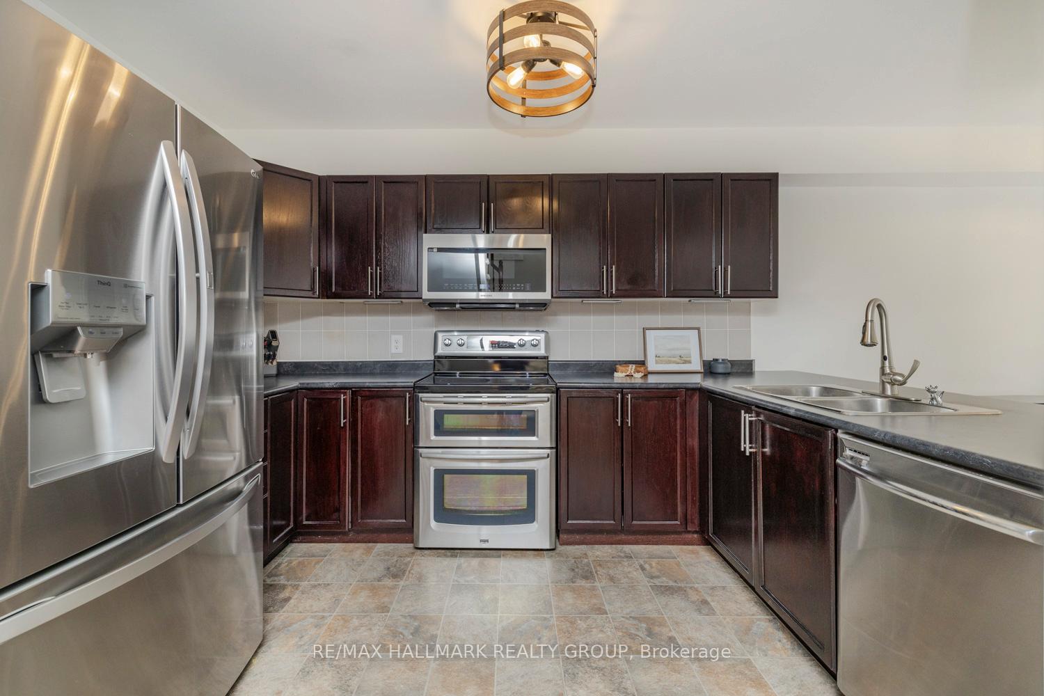 Photo 15 of 207 Rolling Meadow Crescent, Ottawa, Mer Bleue/Bradley Estates/Anderson Park — HOMEH