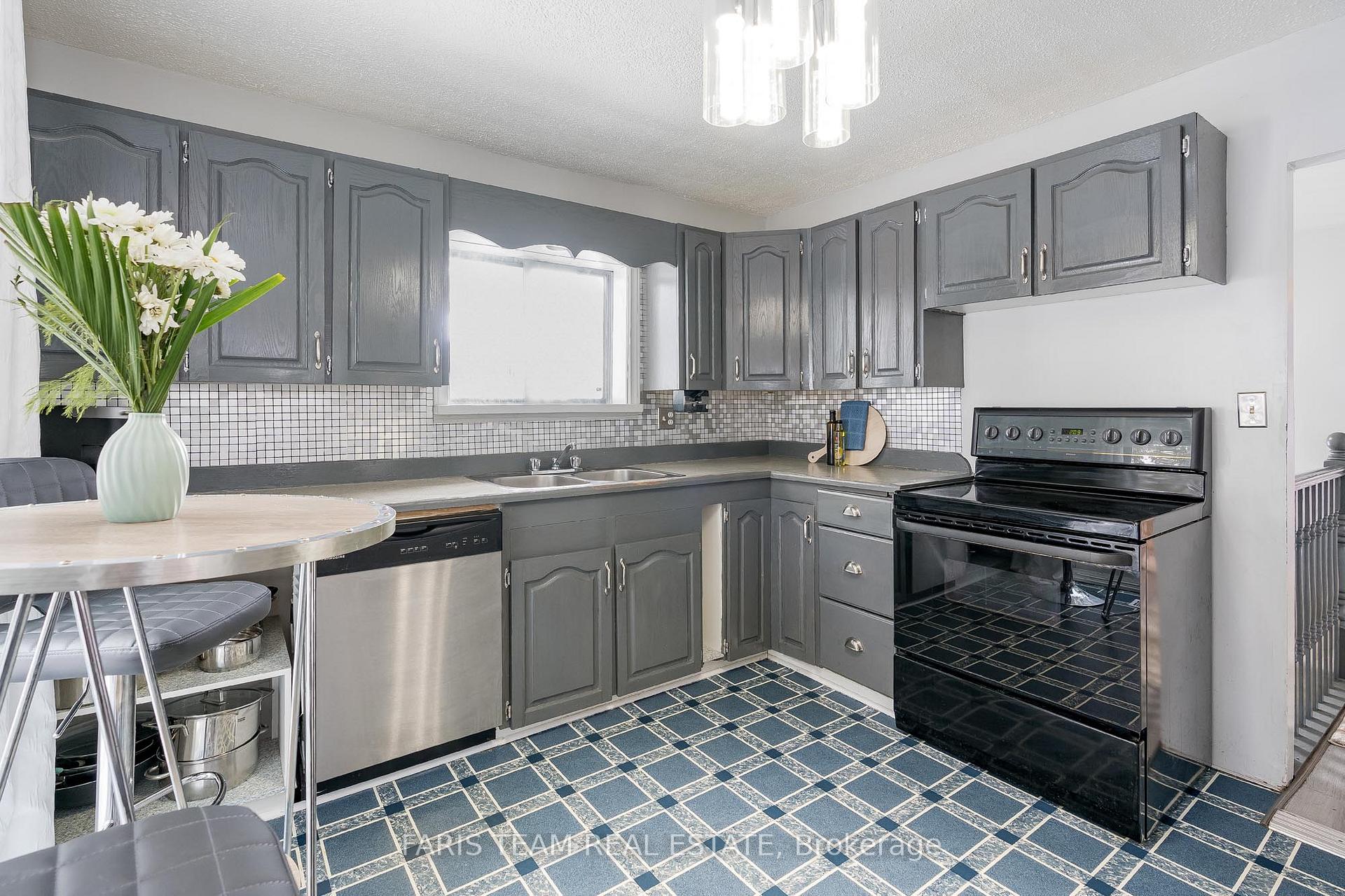 Photo 3 of 335 Moffat Street, Orillia — HOMEH