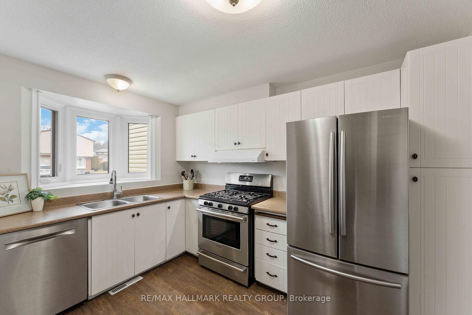 Photo 8 of 1031 Avignon Court, Ottawa, Orleans Wood — HOMEH