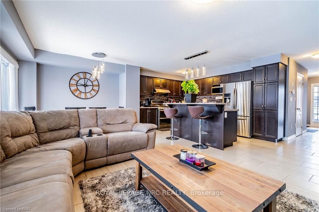 Photo 3 of 49 Abbott Place, Pelham, Fonthill — HOMEH