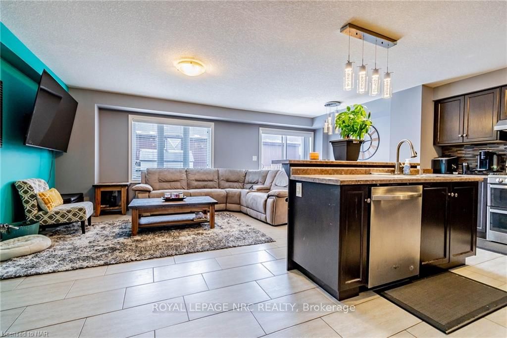 Photo 4 of 49 Abbott Place, Pelham, Fonthill — HOMEH