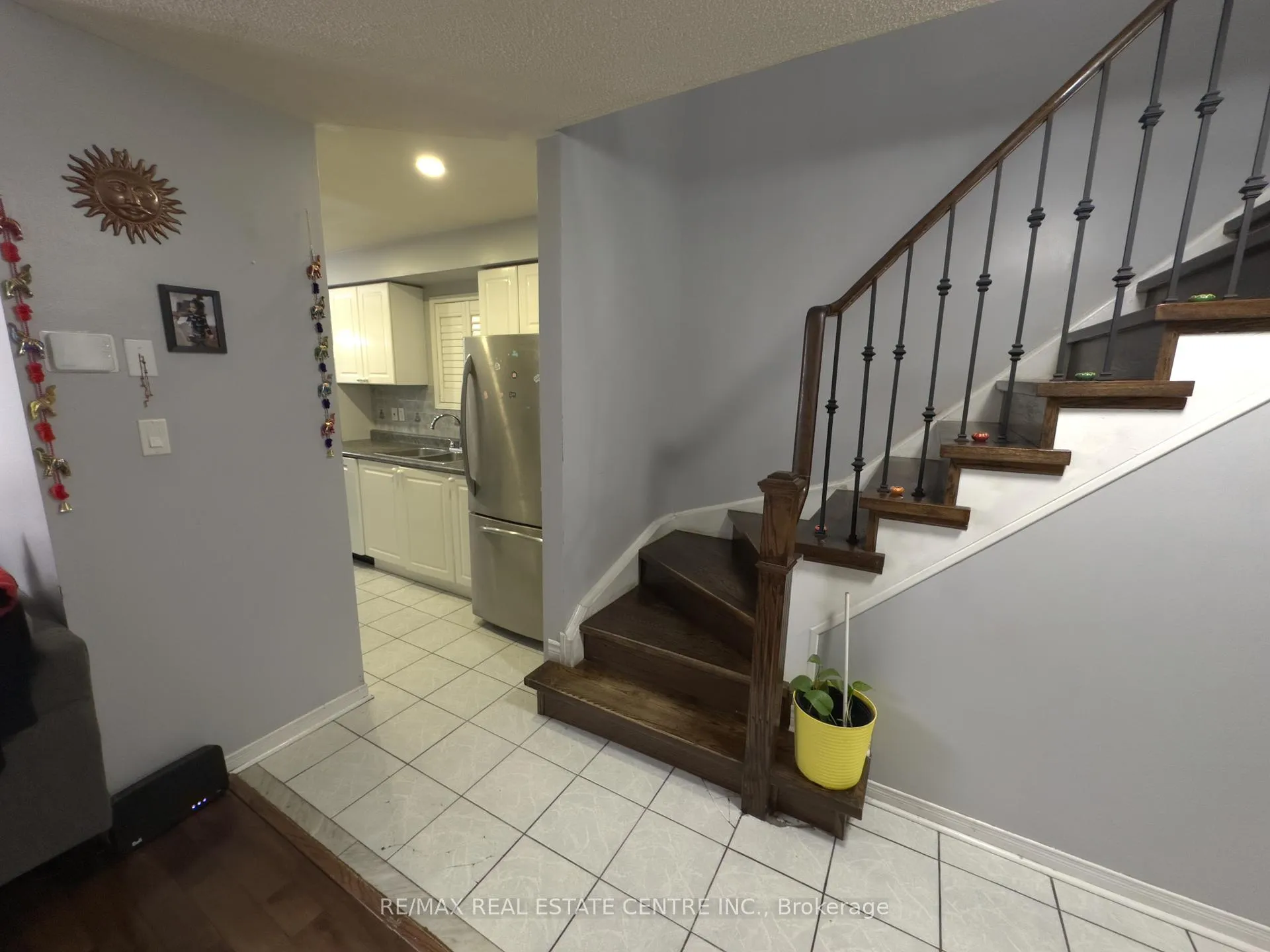 Photo 2 of 40 Ridgefield Court, Brampton, Vales of Castlemore — HOMEH
